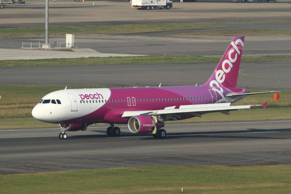 白天Peach Airlines飛機在機場跑道上
