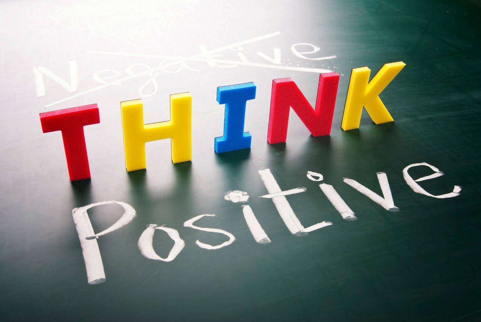 色彩繽紛的3D字母拼出THINK，放在黑板上，'Negative'被劃掉，下面寫着'Positive'。