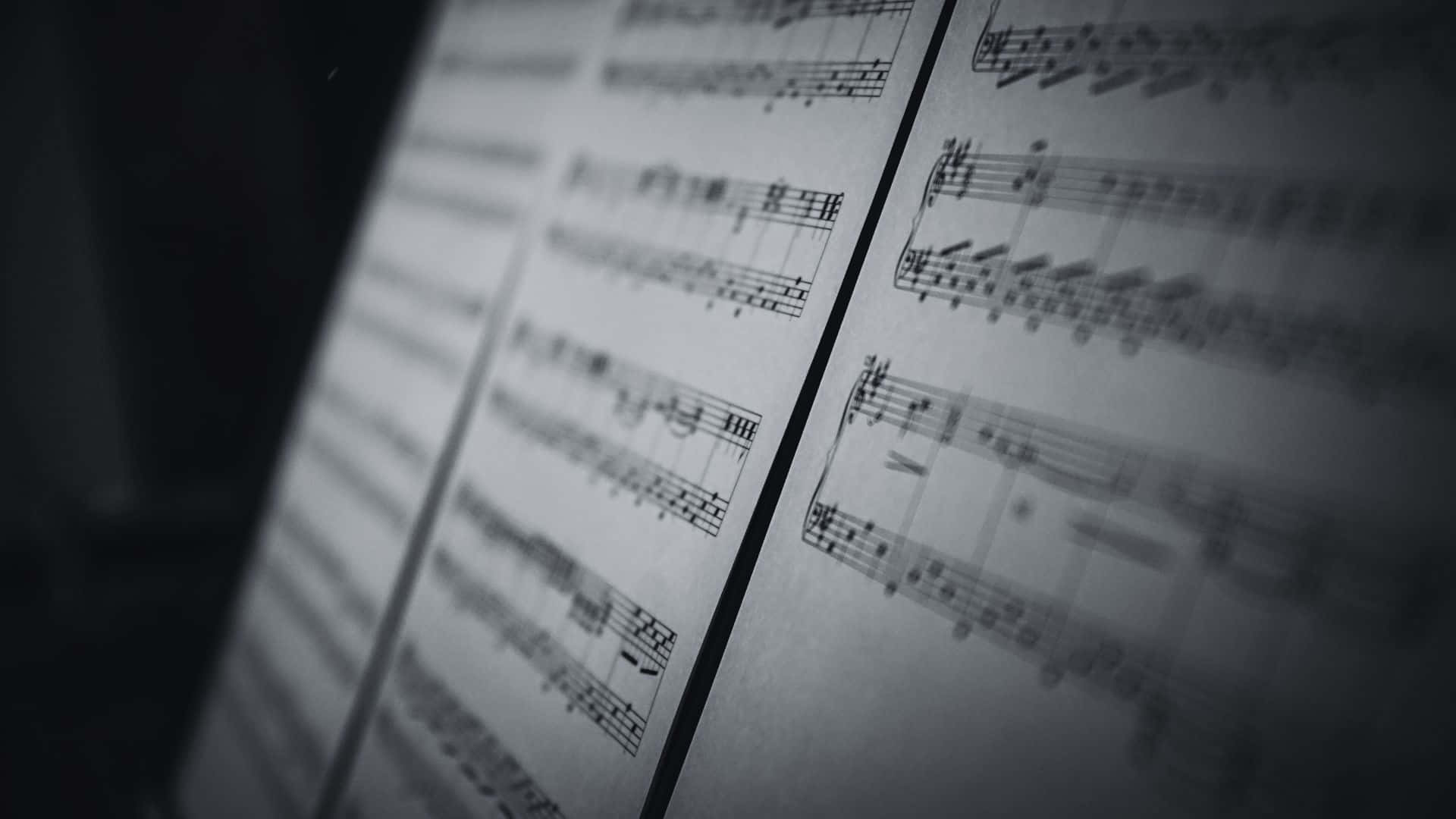 Black And White Music 桌布 壁紙 — 樂譜頁面的特寫，採用柔和對焦，帶有戲劇性燈光和深邃陰影。