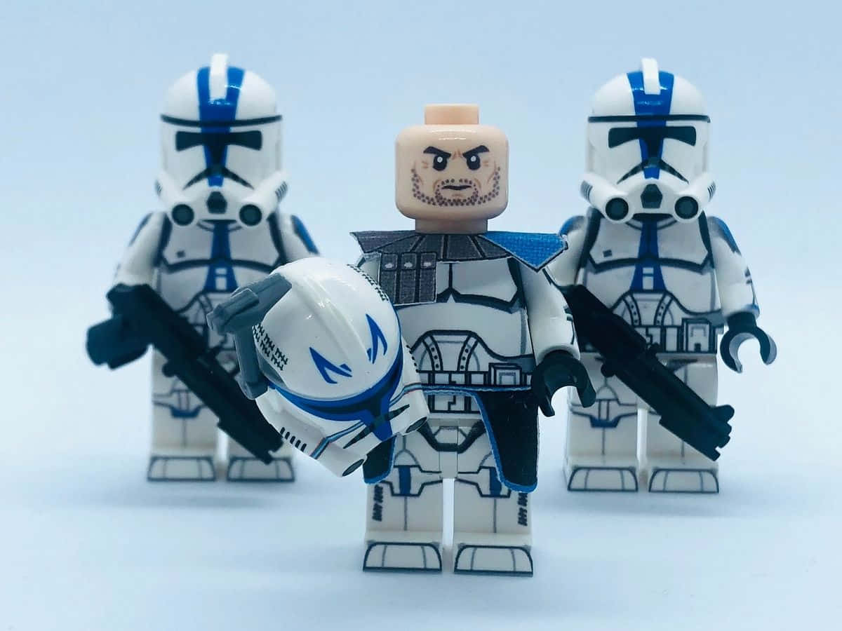 三個身穿白色和藍色盔甲的LEGO星際大戰複製人士兵手持武器。