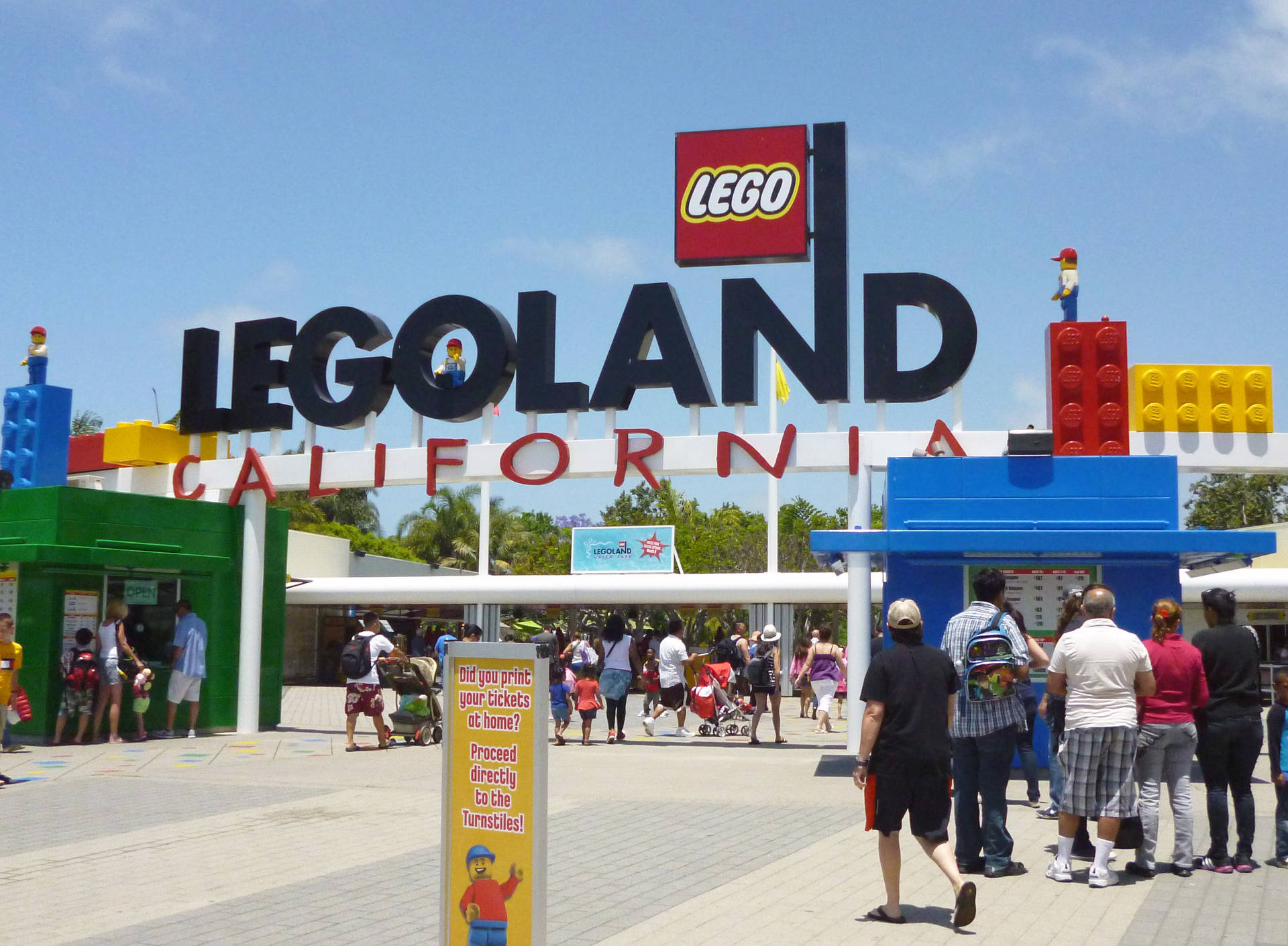 人們在陽光明媚的日子進入LEGOLAND California主題公園。