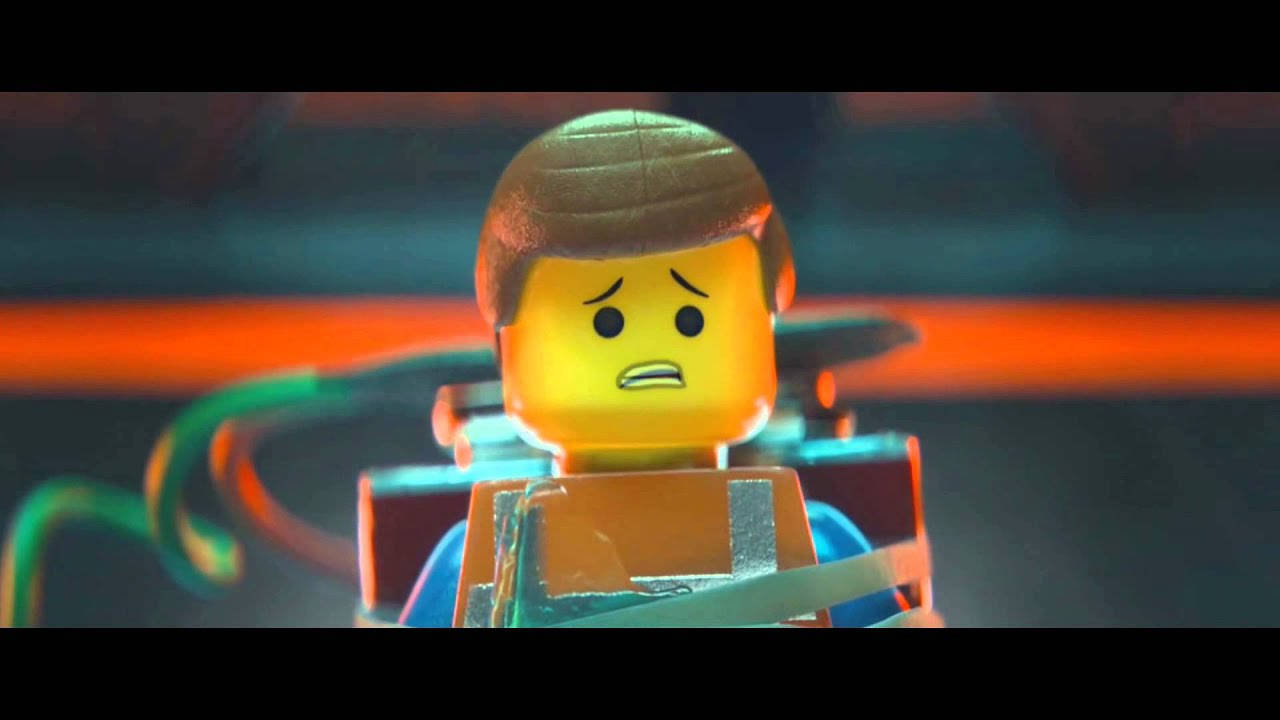《樂高大電影》主角艾米特被綁住 壁紙 — LEGO 迷你人偶的特寫，表情擔憂，背景是模糊的霓虹燈光。