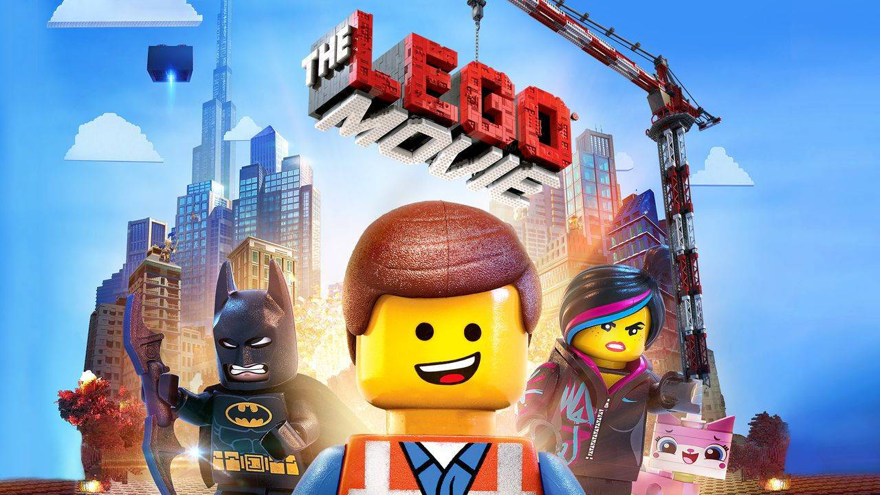 《樂高大電影》英雄海報 壁紙 — 充滿活力的LEGO電影海報， featuring Emmet、Batman 和 Wyldstyle，背景是繁忙的城市景觀，有起重機和摩天大樓。