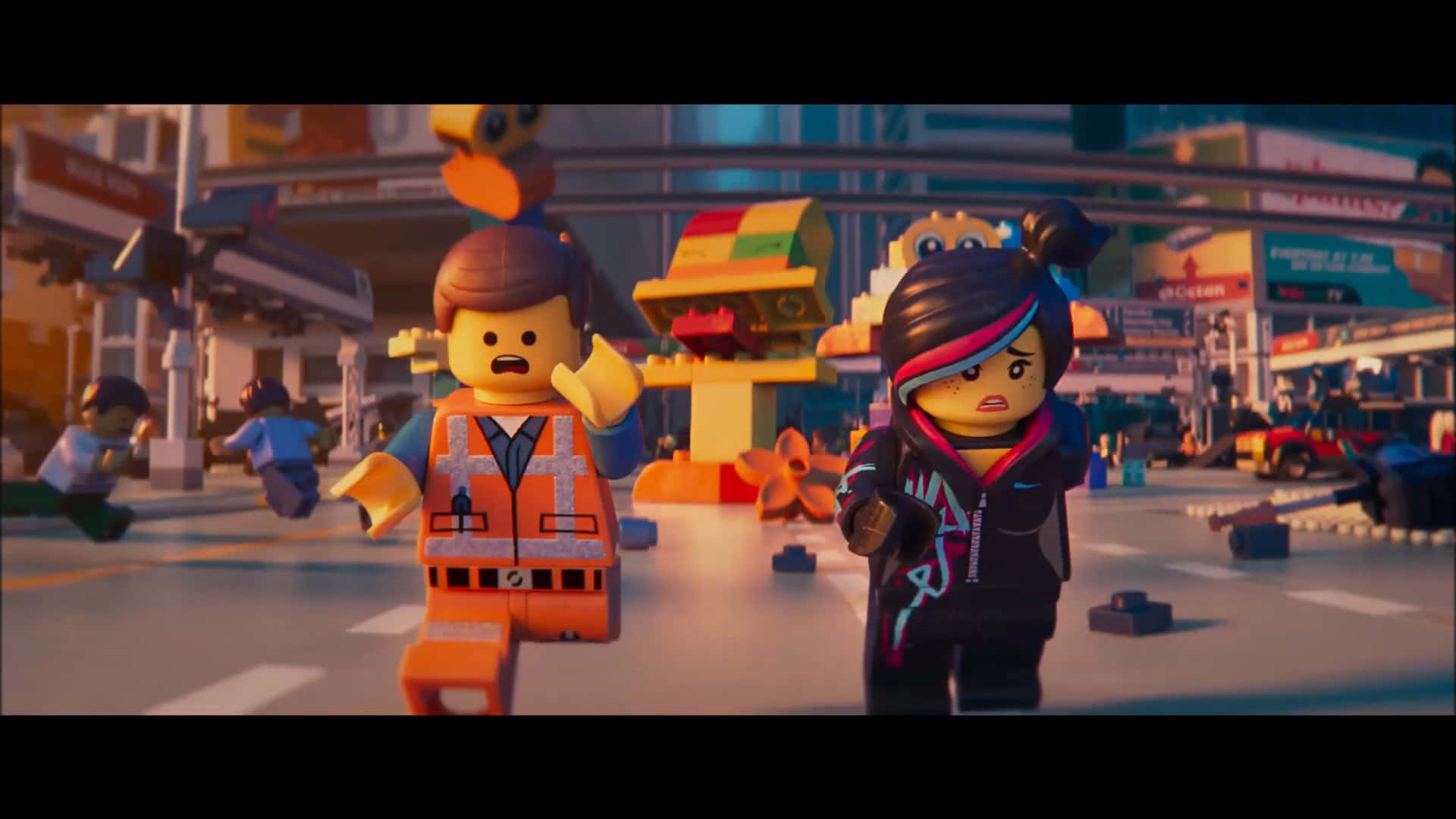 兩個 LEGO 角色在日落時分衝過一條充滿活力的城市街道。