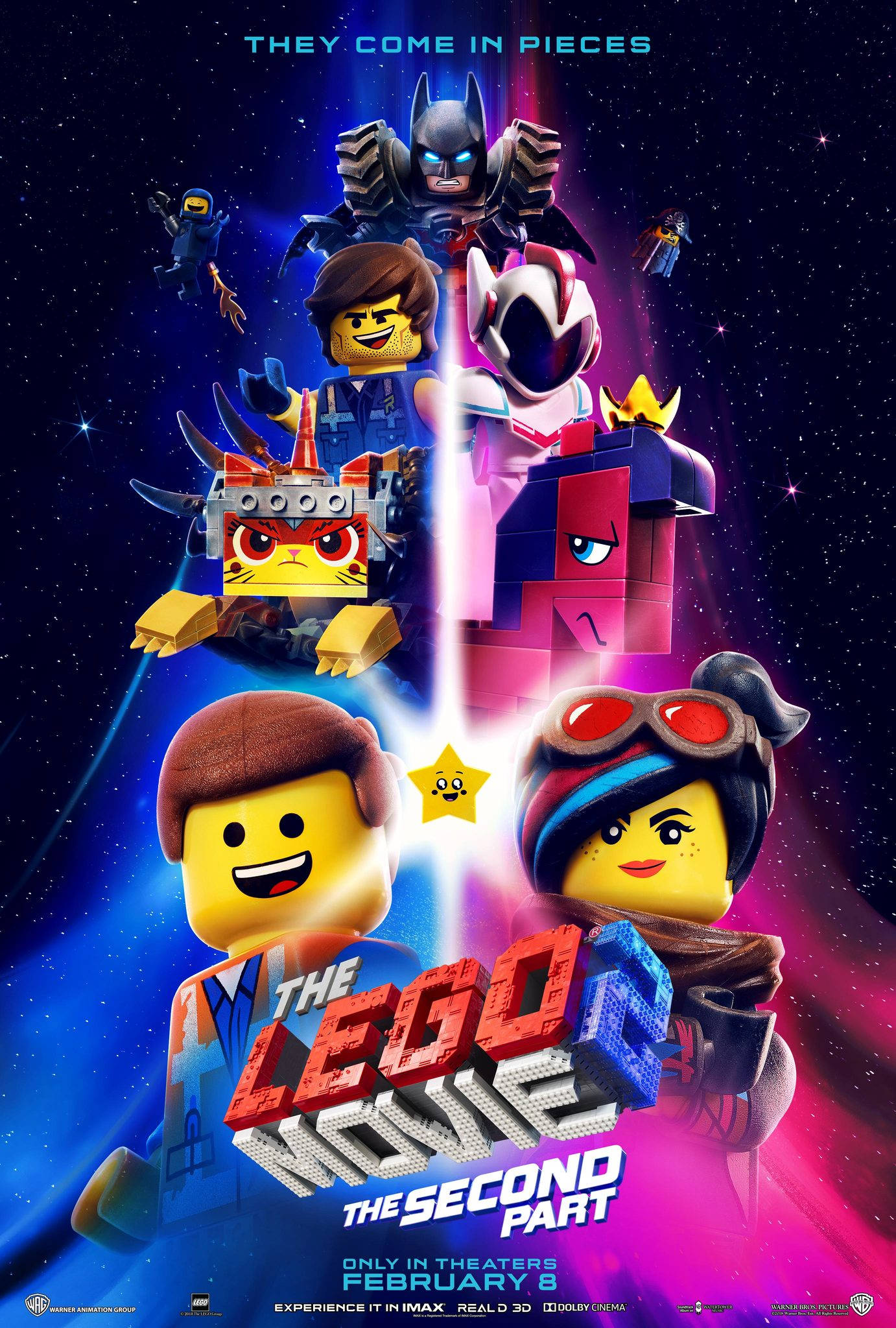 《樂高大電影2》英雄並肩海報 壁紙 — 《LEGO 電影 2》中充滿活力的 LEGO 角色漂浮在宇宙星空中，伴隨著發光的能量光束和醒目的電影標題。