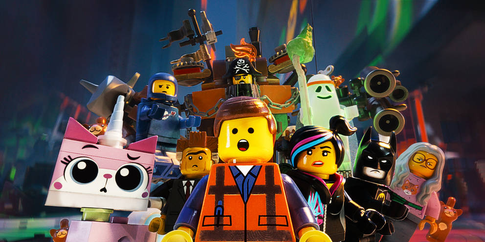 LEGO角色包括蝙蝠俠和一個貓咪人偶，在色彩繽紛的動作場景中。 — 樂高 GIF 壁紙
