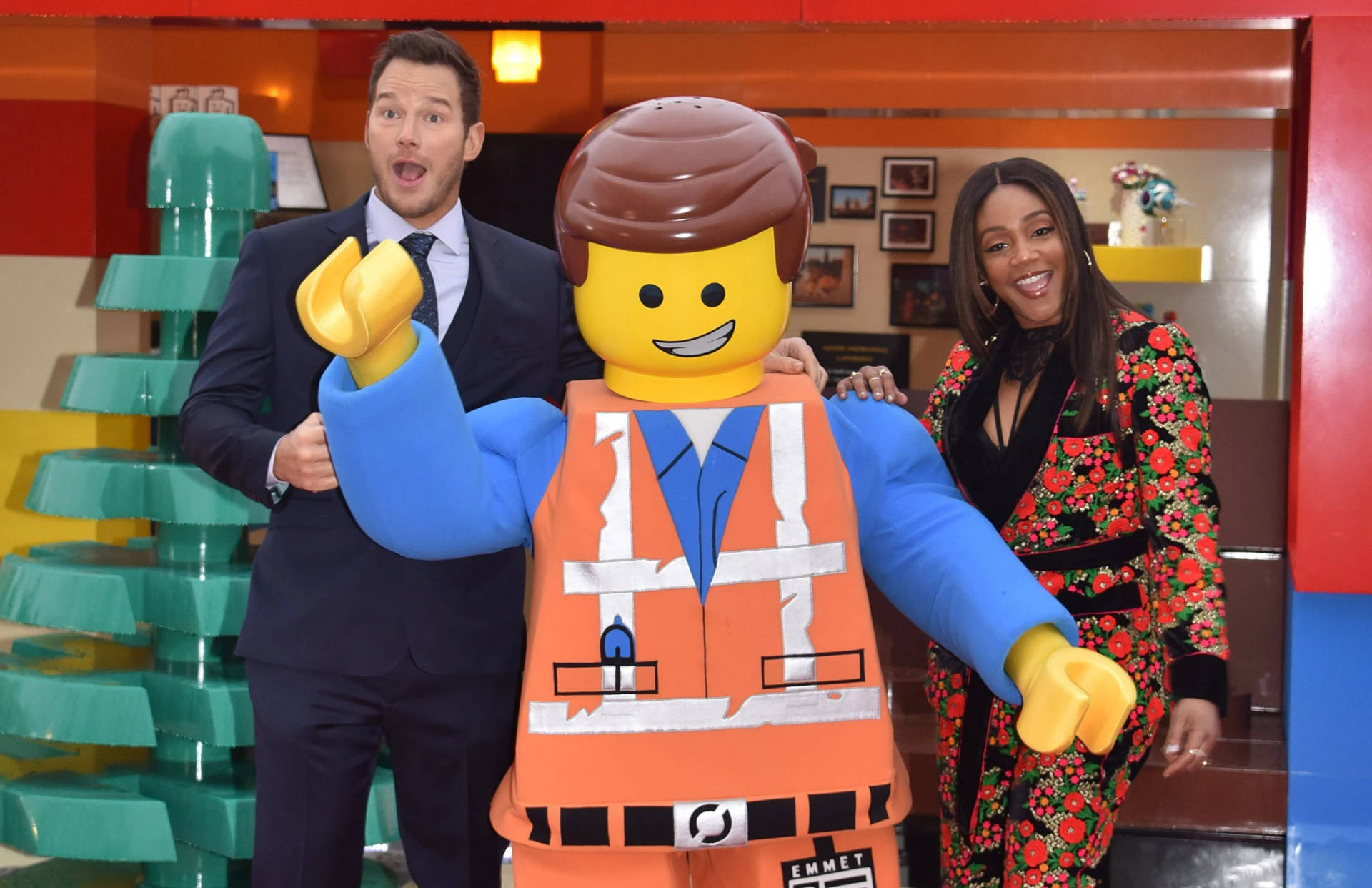 基斯柏特和一位女士在室內與巨型LEGO Emmet吉祥物合影。