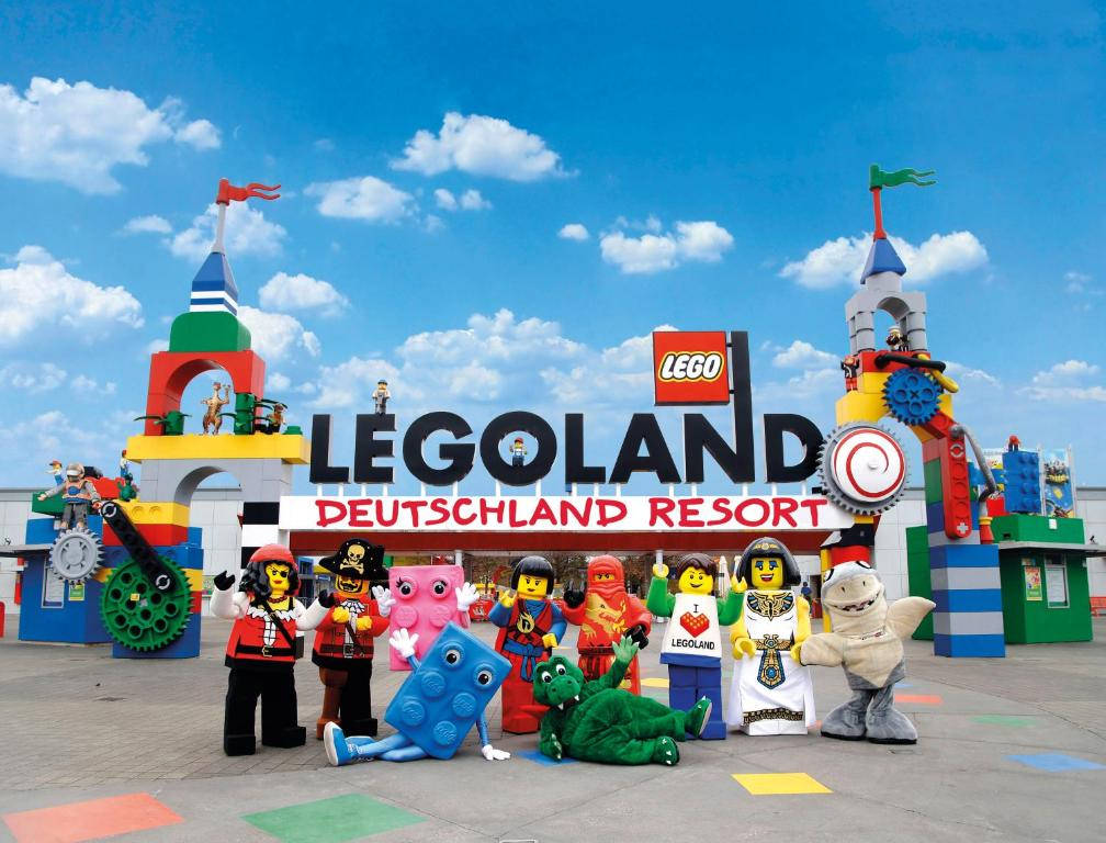 在LEGOLAND Deutschland Resort入口的一組LEGO主題吉祥物。