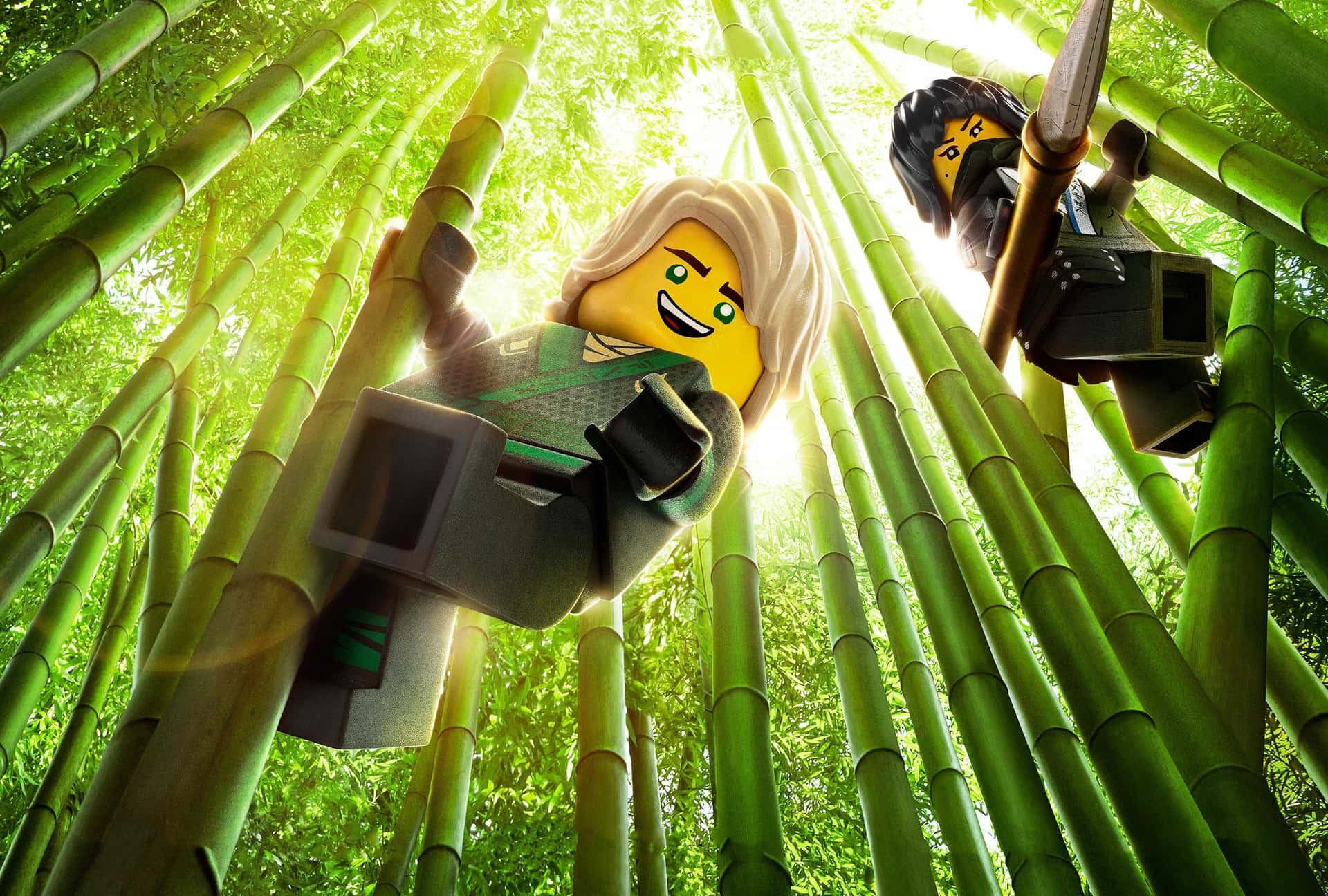 兩個 LEGO Ninjago 角色在沐浴在陽光中的竹林裡盪來盪去。
