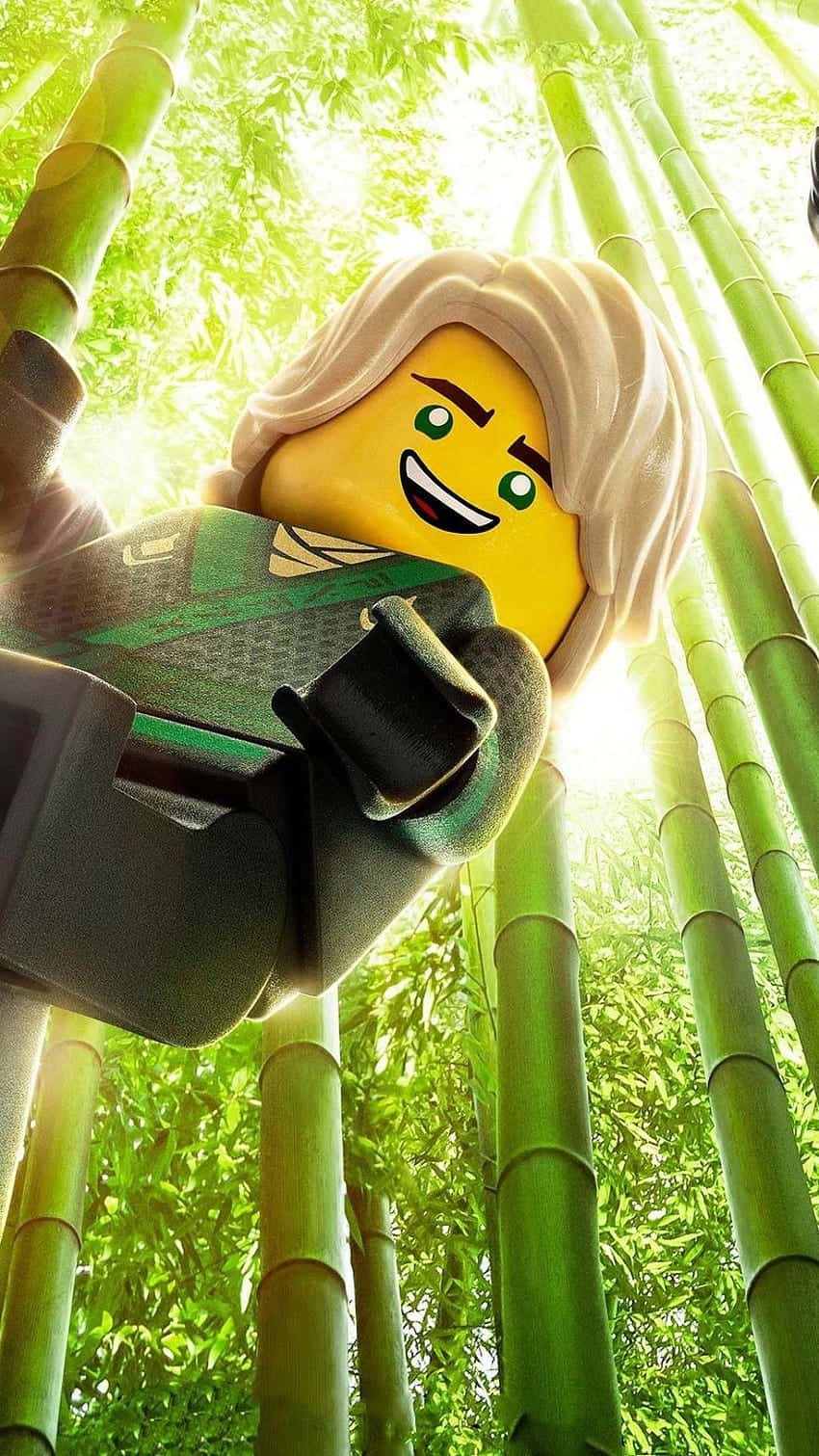 LEGO忍者角色在竹林裡微笑，陽光穿透樹葉。
