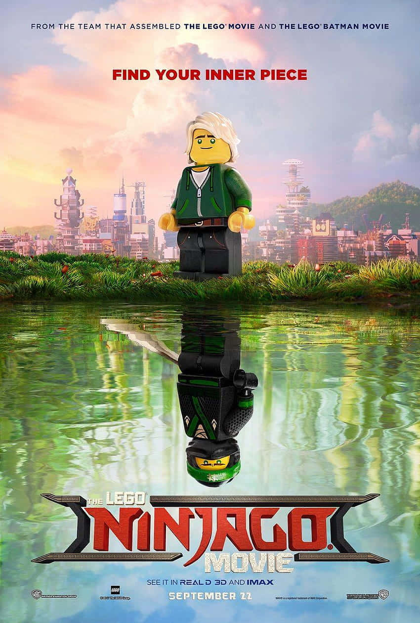 樂高忍者電影：勞埃德尋找內在碎片 壁紙 — 一個LEGO忍者站在水中，倒映出夕陽天空下的未來城市。