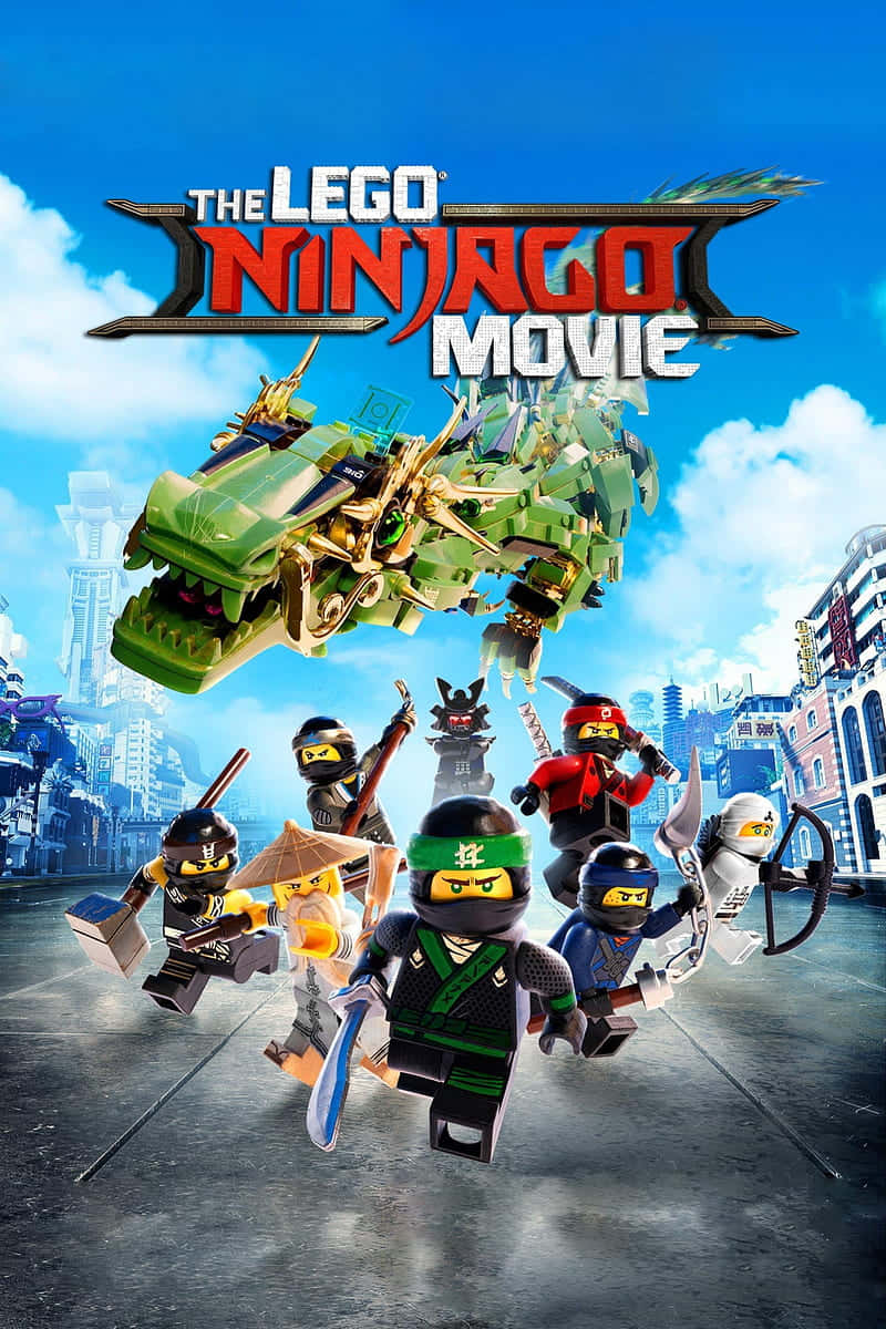 樂高忍者電影：忍者騎乘巨龍 壁紙 — LEGO 忍者們在一個城市中準備就緒，一隻巨大的綠色巨龍在明亮的藍天下飛過他們頭頂。