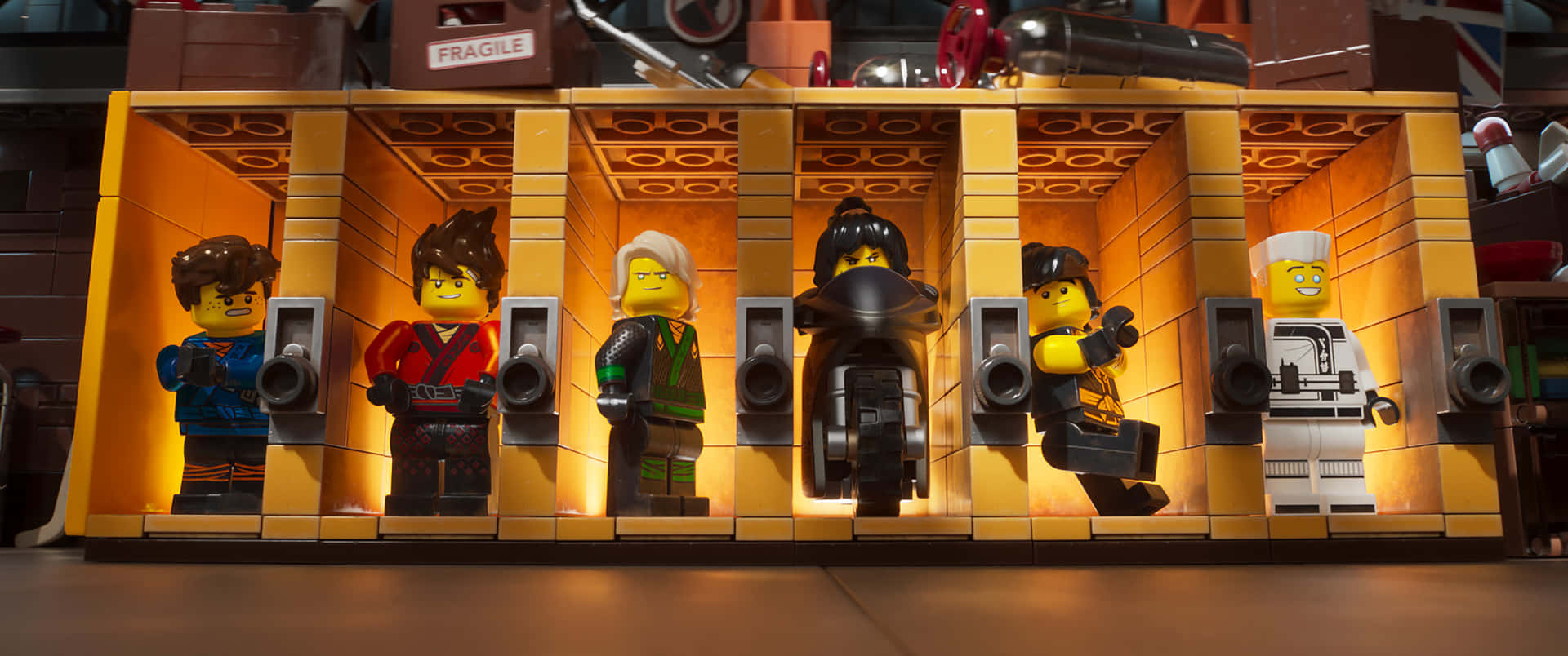 五個LEGO忍者角色在金色儲物櫃中，帶有發光的燈光。