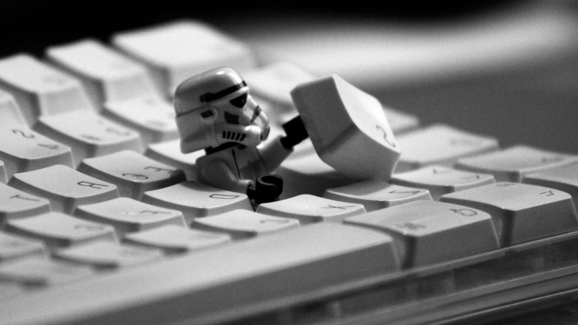 LEGO風暴兵在電腦鍵盤上拿著一個鍵盤鍵。