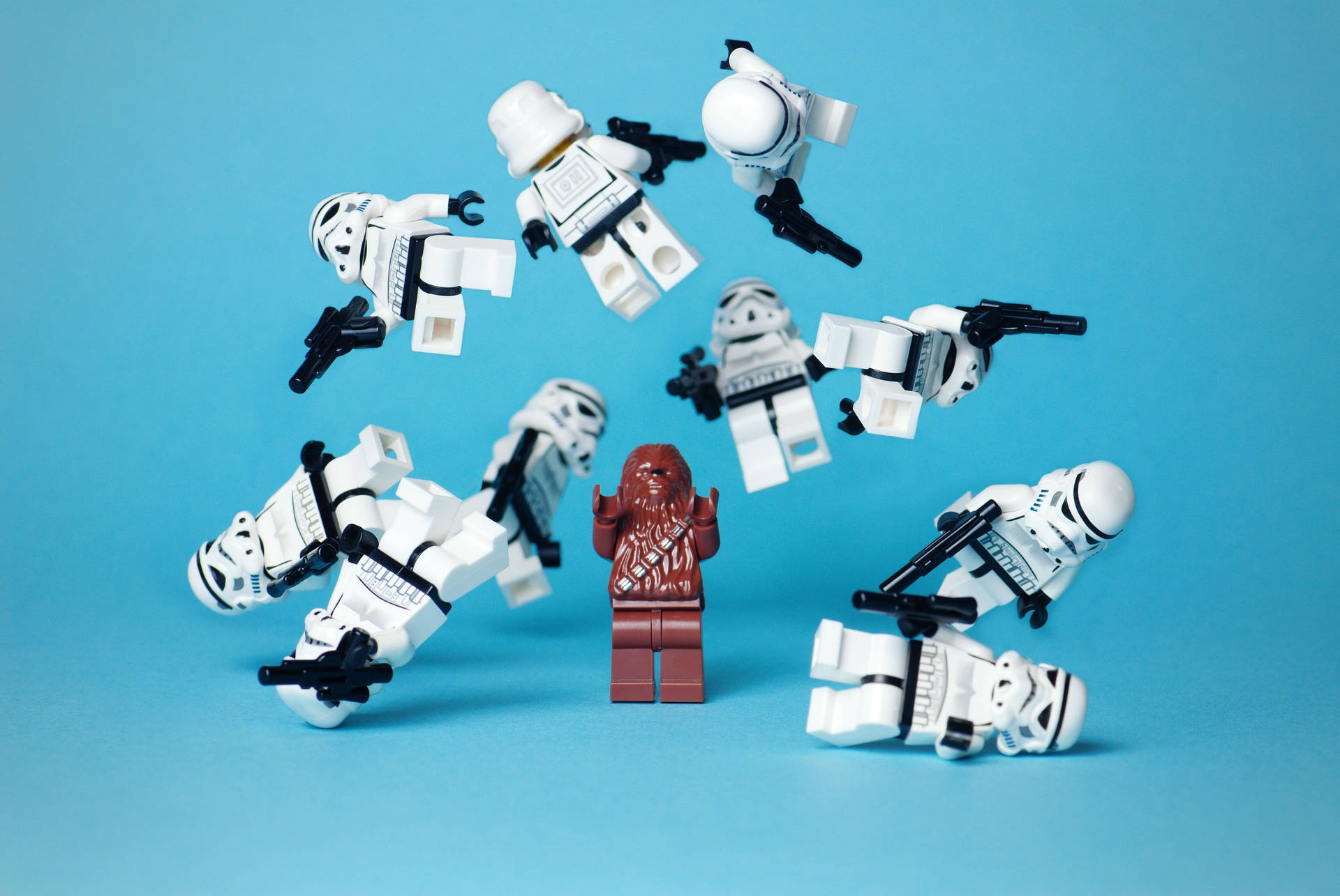 LEGO Chewbacca被飛翔的LEGO Stormtroopers包圍在藍色背景上