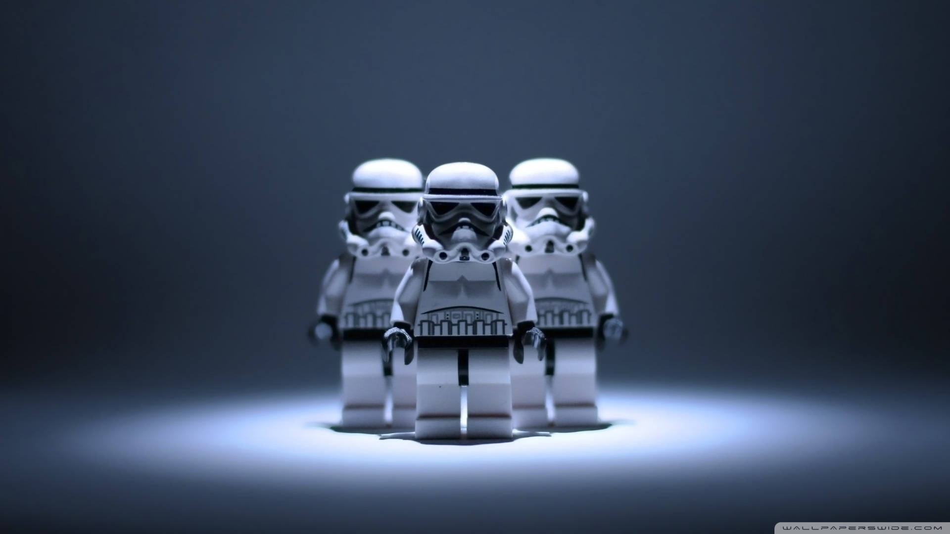 三個LEGO風暴兵在深色背景上被聚光燈照亮。