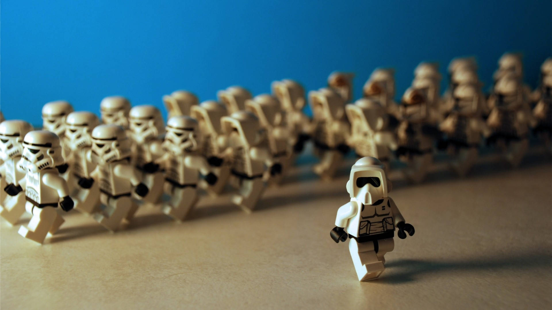 一個單獨的LEGO風暴兵走在模糊的風暴兵線前面。