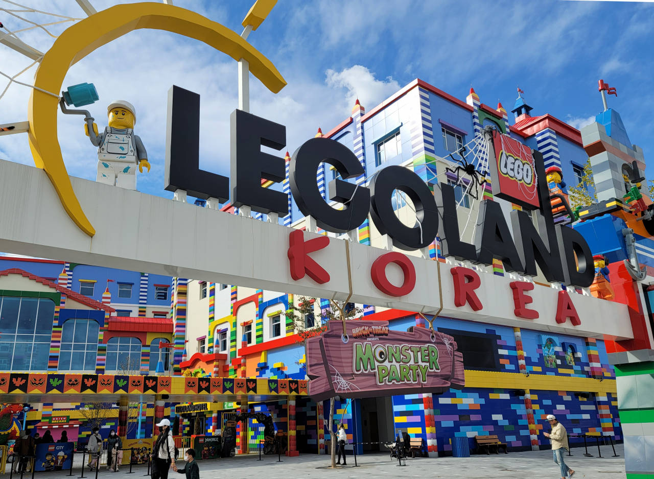 色彩繽紛的LEGO主題遊樂園入口，設有巨型標誌和積木建築。