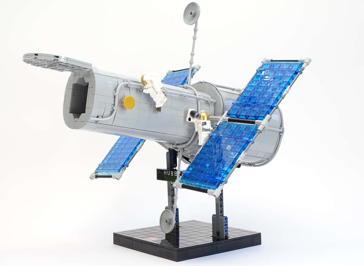 LEGO哈勃太空望遠鏡模型，帶有藍色太陽能板和太空人公仔。