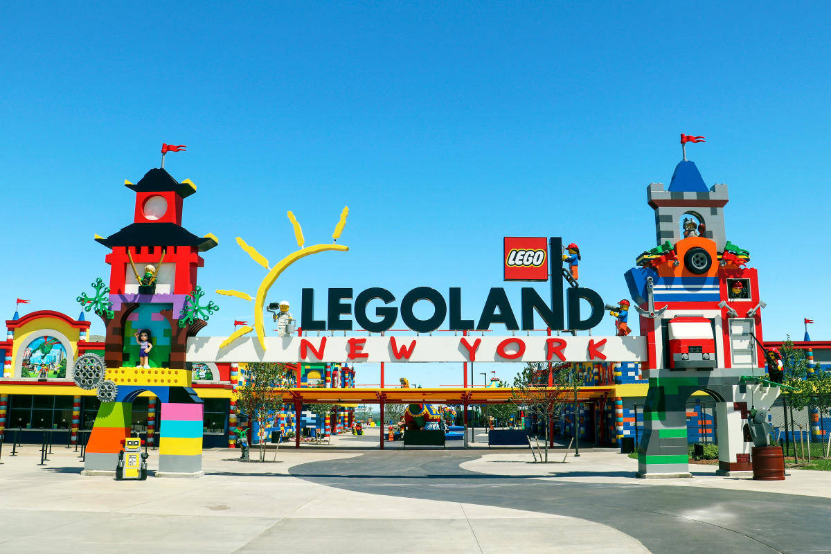 在晴朗藍天下，色彩繽紛的LEGO結構和大標誌的LEGOLAND New York入口。