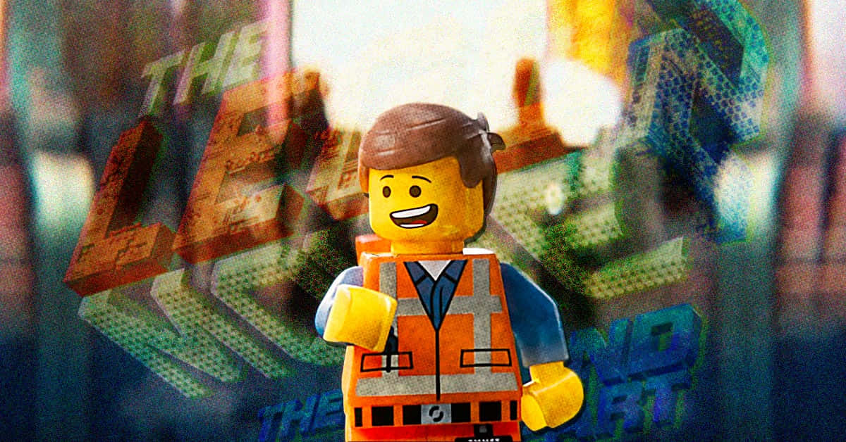 一個LEGO建築工人迷你人偶在城市背景前微笑。