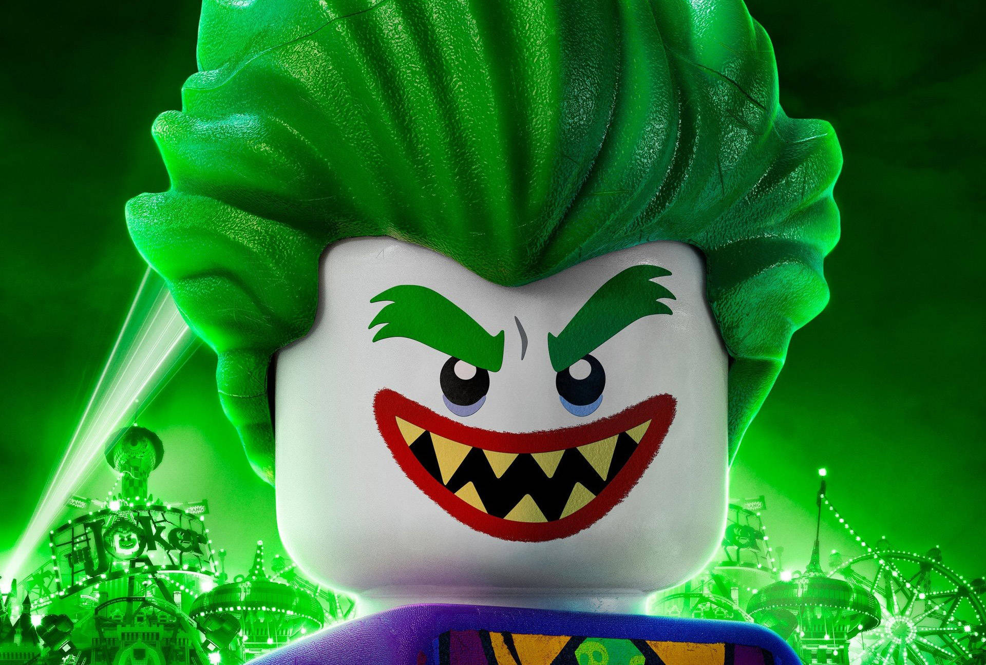 LEGO 小丑，綠色頭髮，咧嘴大笑，在發光的綠色嘉年華場景中。