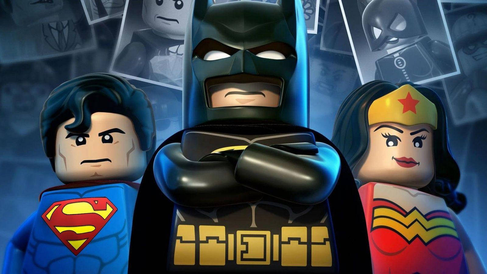 LEGO 超人、蝙蝠俠和神奇女俠以英雄姿勢站立，背後有惡棍照片。
