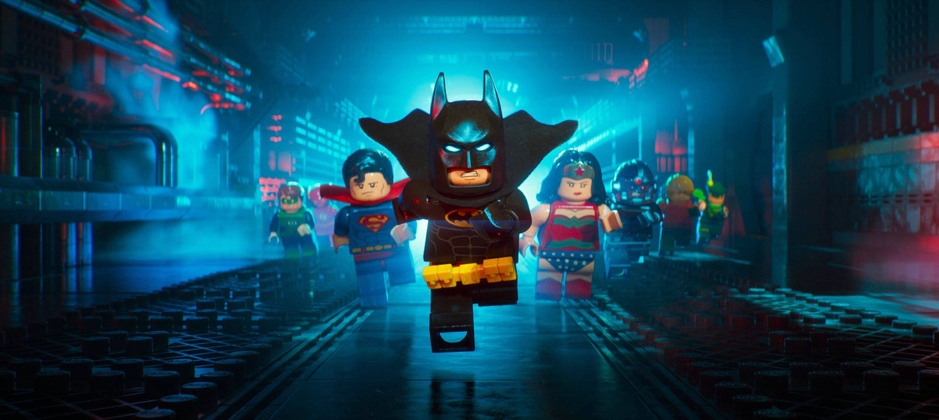 LEGO 蝙蝠俠和盟友在夜晚沿著發光的城市小巷行走。