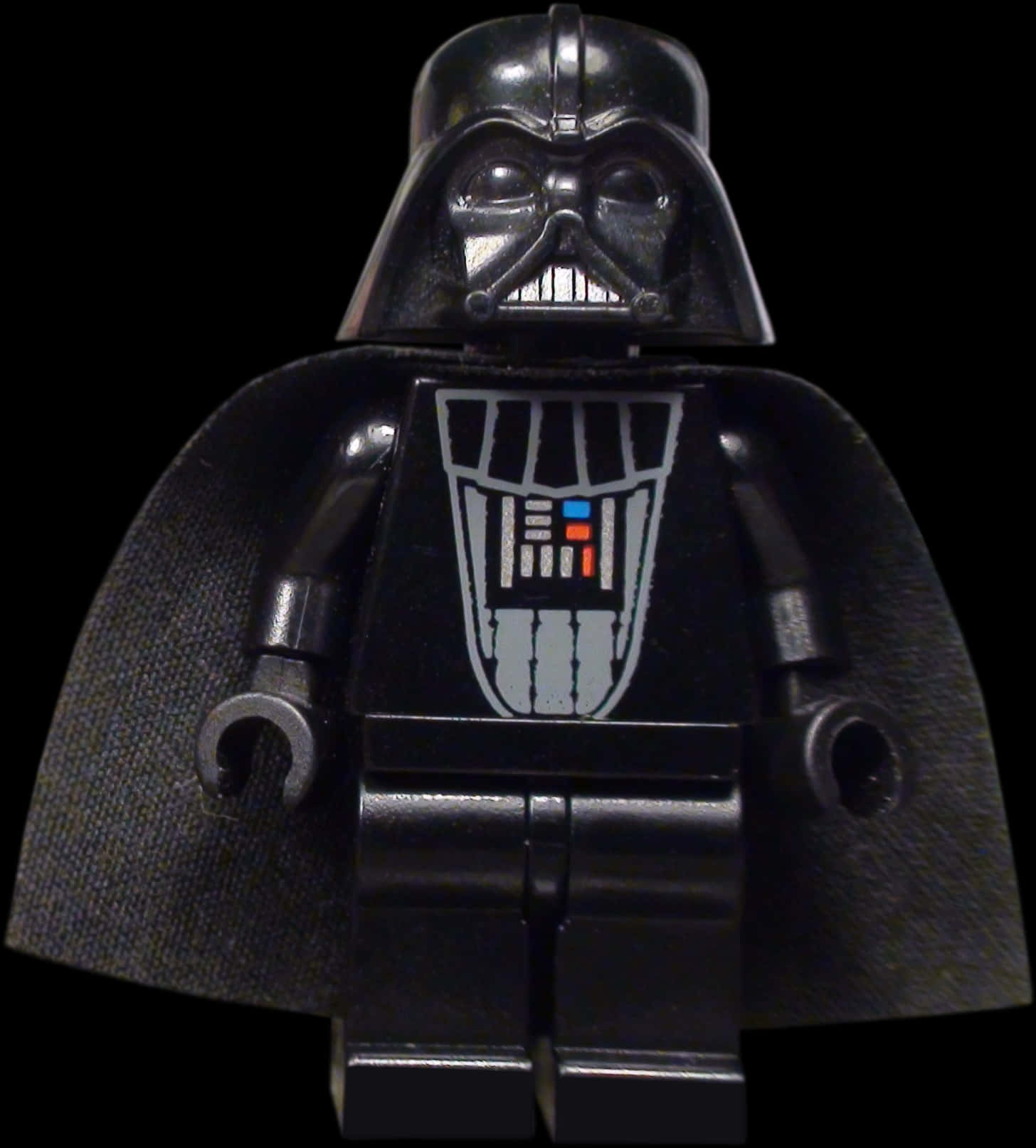 樂高達斯維達人偶 壁紙 — 黑色背景上，LEGO Darth Vader 人仔的近距離特寫，帶有發光的紅色和藍色胸部面板燈。