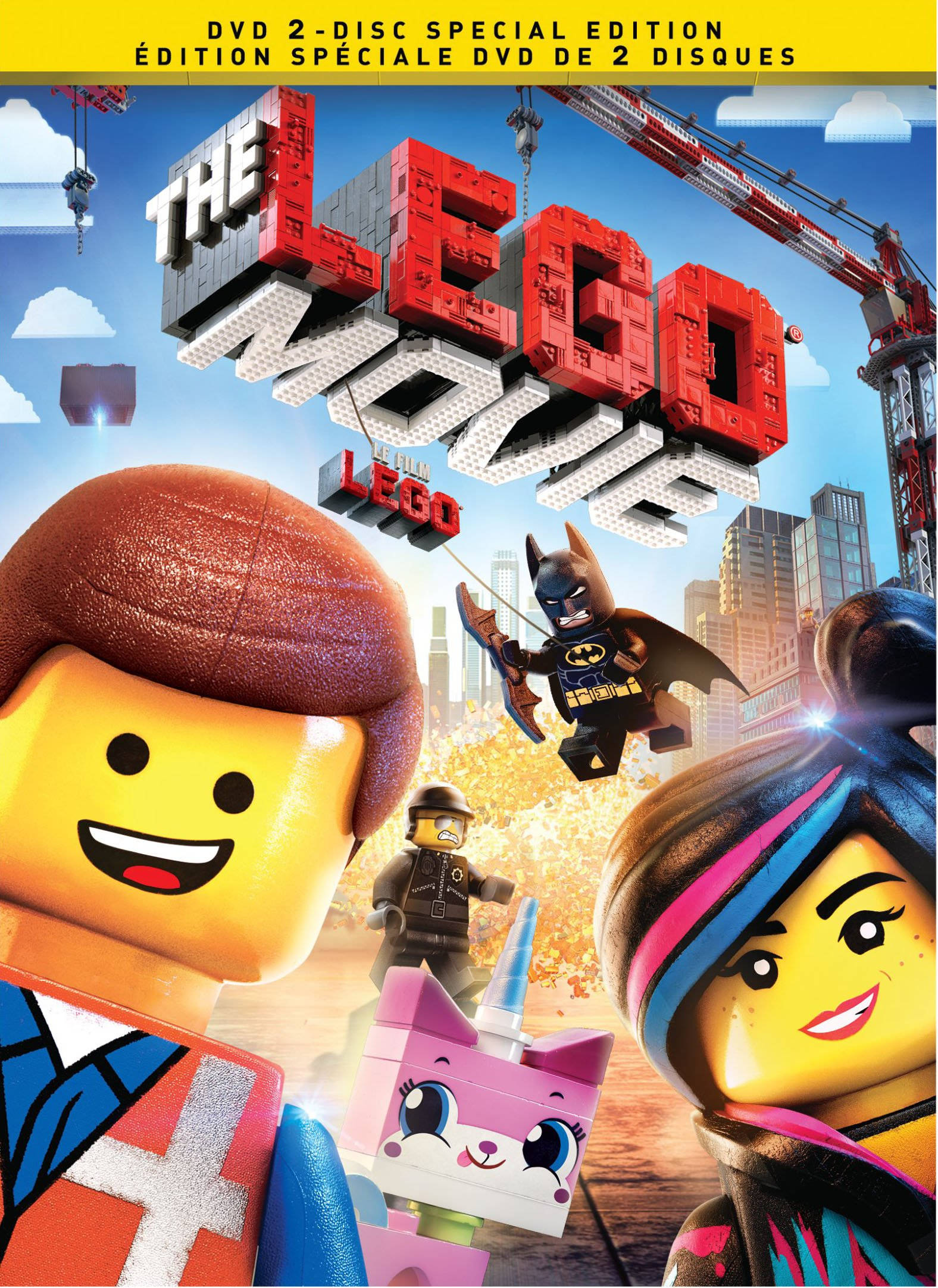 《樂高電影》DVD封面藝術 壁紙 — 鮮豔的LEGO角色，包括蝙蝠俠和Emmet，在明亮的城市景觀中微笑，背景有建築起重機和漂浮的積木。