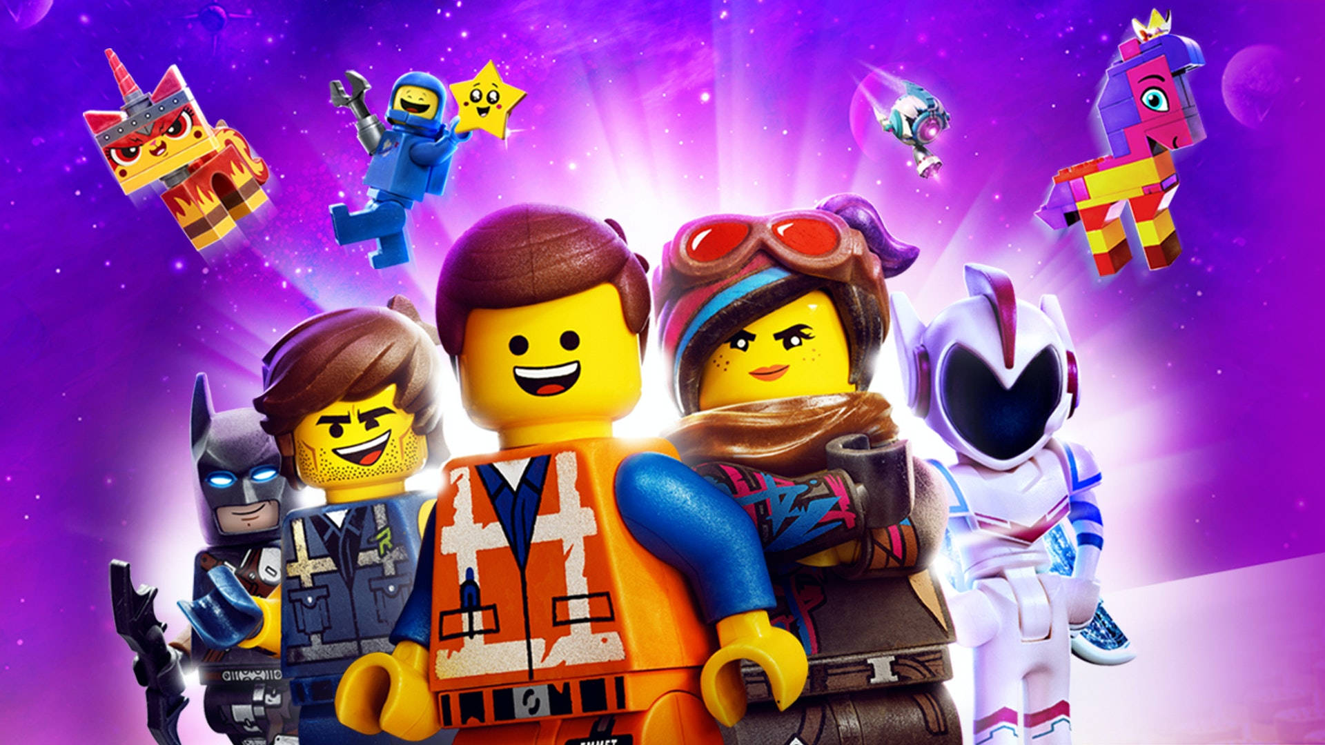 《樂高電影2》太空冒險宇航員 壁紙 — 色彩繽紛的LEGO角色，包括蝙蝠俠和一名機師，在發光的紫色宇宙背景中與漂浮生物英勇站立。