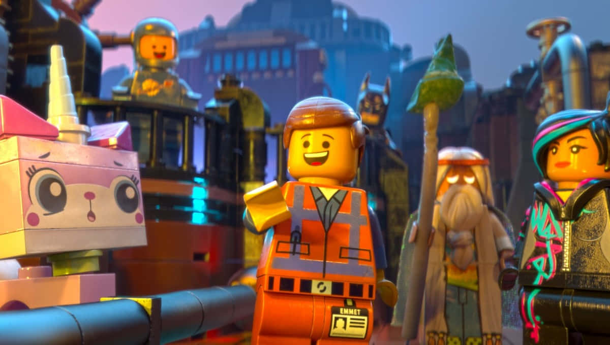 黃昏時分彩色城市中的LEGO角色，Emmet穿着橙色背心。
