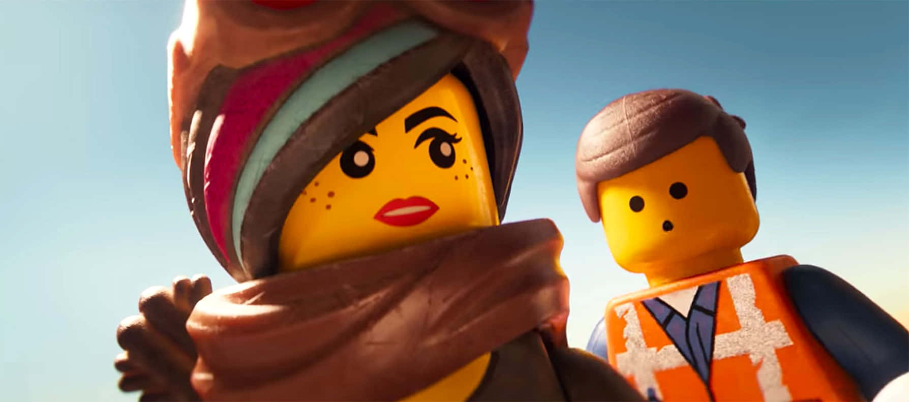 兩個具有細緻面部表情的LEGO人偶在日落天空下。