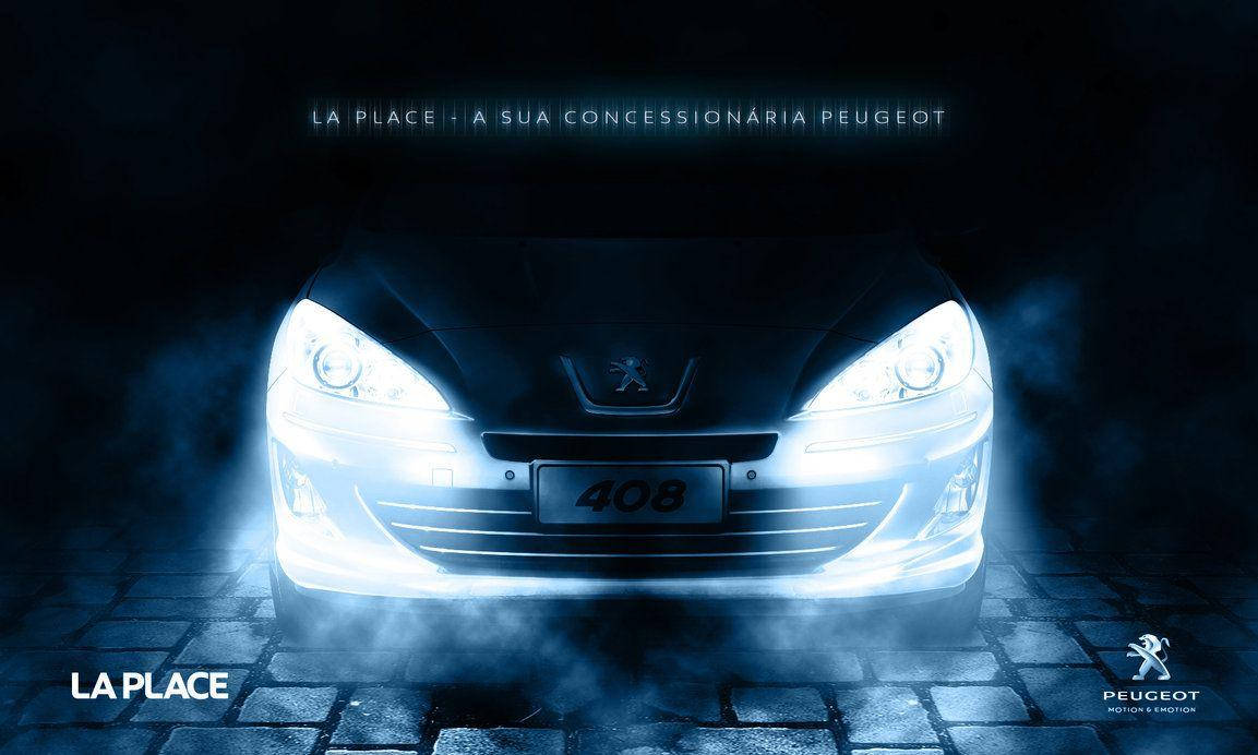 Peugeot 408汽車在夜間有霧的鵝卵石街道上閃耀車頭燈。