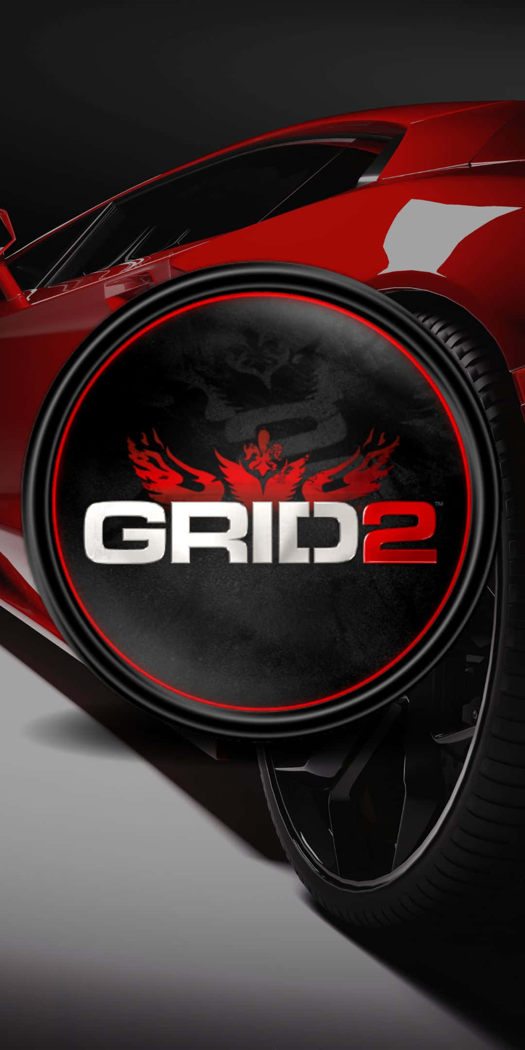 紅色跑車在深色工作室環境中，車輪上帶有GRID 2遊戲標誌。