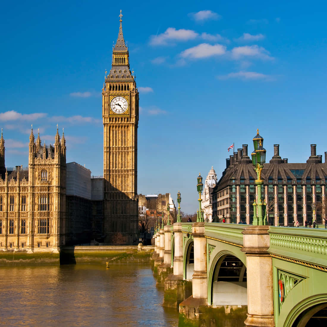 England 桌布 壁紙 — 標誌性的伊利沙伯塔和西敏橋在晴朗藍天和零星白雲下沐浴在金色陽光中。