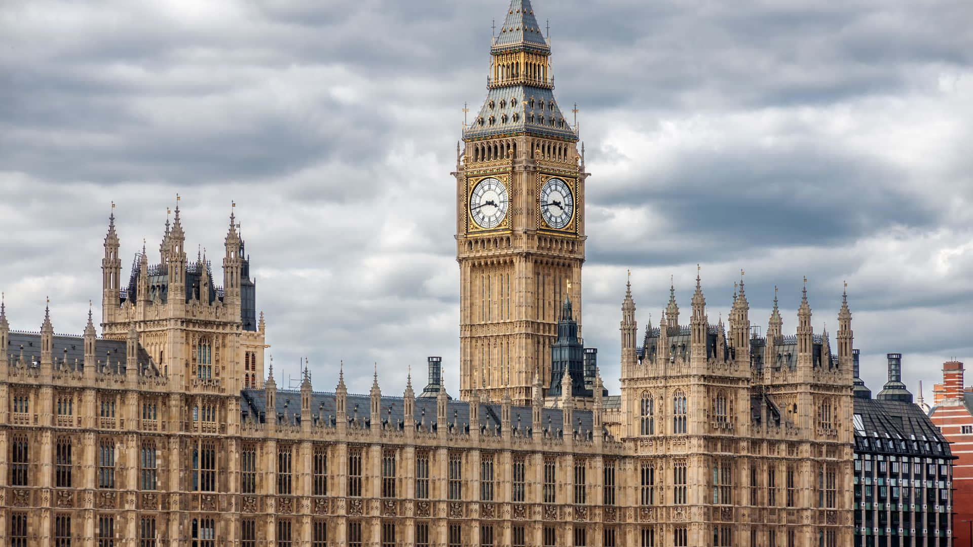 UK 桌布 壁紙 — 標誌性的伊利沙伯塔配有大笨鐘鐘面，在陰天下聳立於西敏宮的哥德式建築之上。