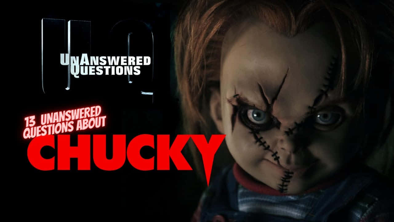 恐怖娃娃Chucky，縫合面孔和發光的眼睛，在黑暗環境中帶有紅色文字。