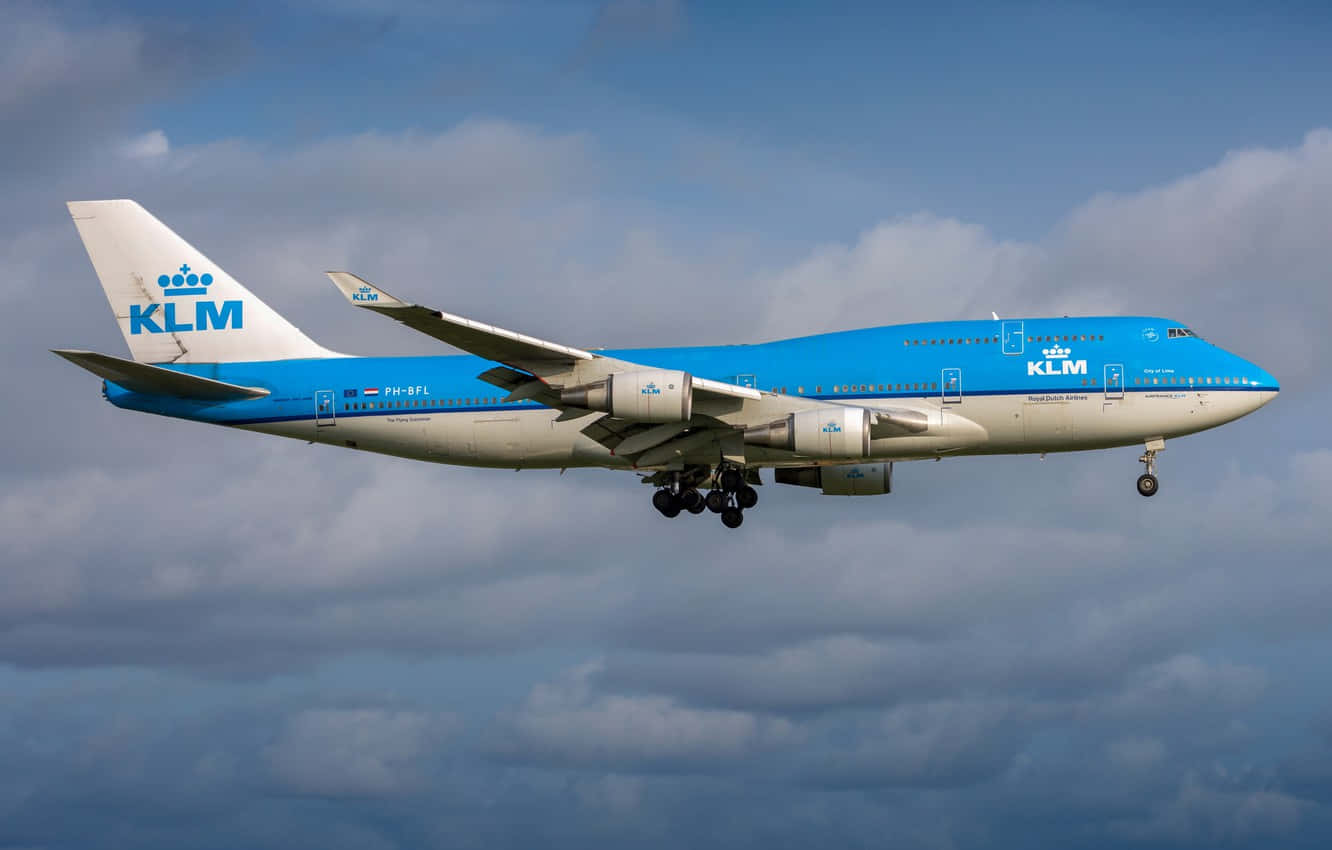 KLM波音747飛機放下起落架在多雲的天空中降落