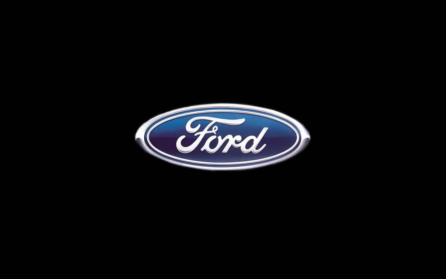 Ford Logo 桌布 壁紙 — 標誌性的福特標誌在純黑背景上閃耀著金屬銀和藍色漸變。