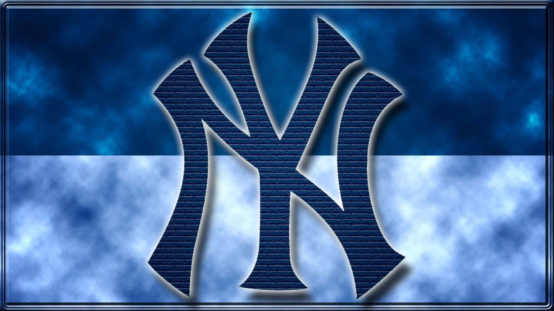 Yankees 桌布 壁紙 — 標誌性的紐約洋基隊標誌以紋理藍色大膽地矗立在旋轉的藍白雲彩背景上。