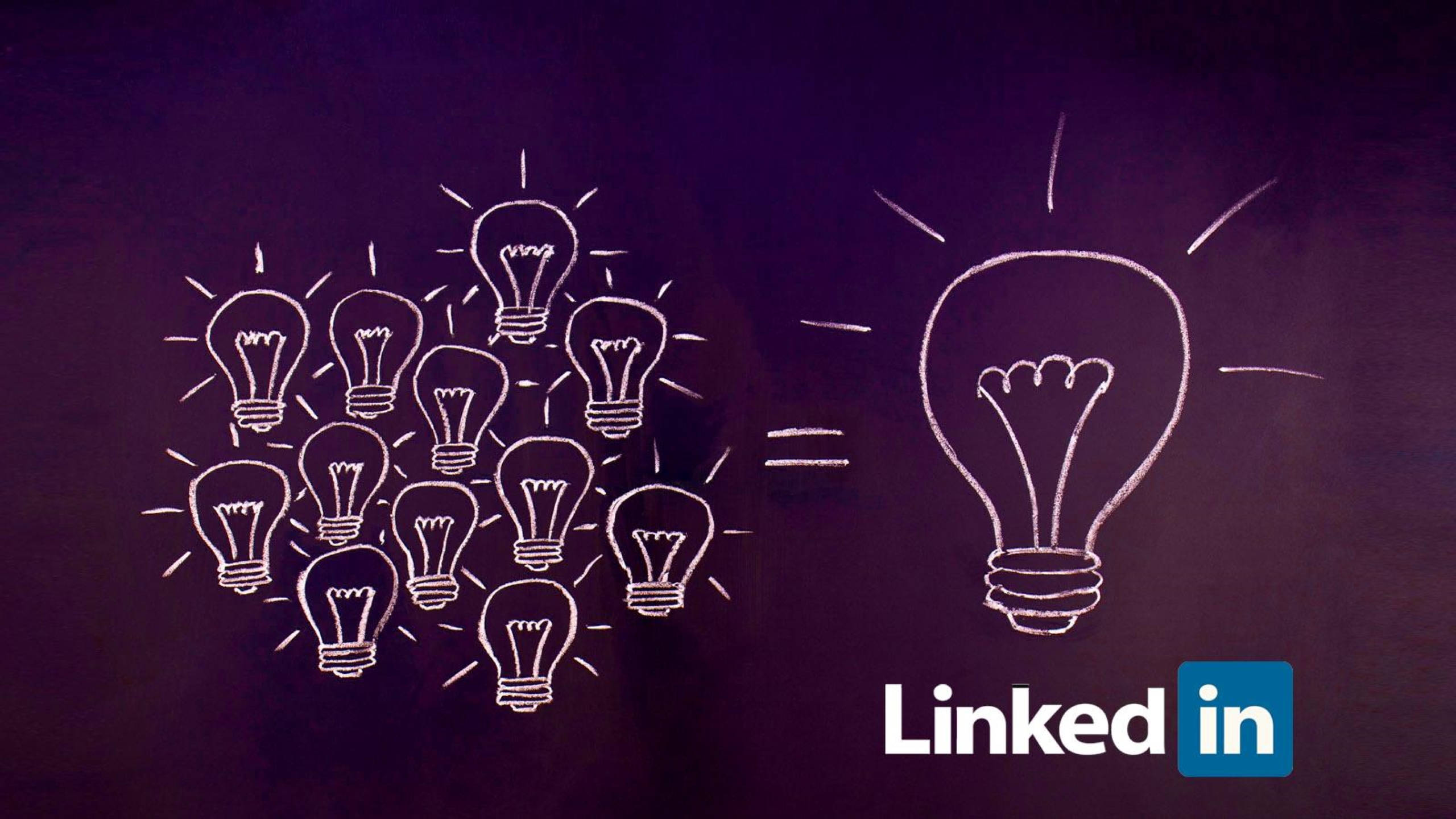 標語：以 LinkedIn 與專業旅程同行 壁紙 — 深紫色板上白色粉筆繪製的燈泡圖案，顯示許多燈泡融合成一個較大的發光燈泡，旁邊是LinkedIn標誌。