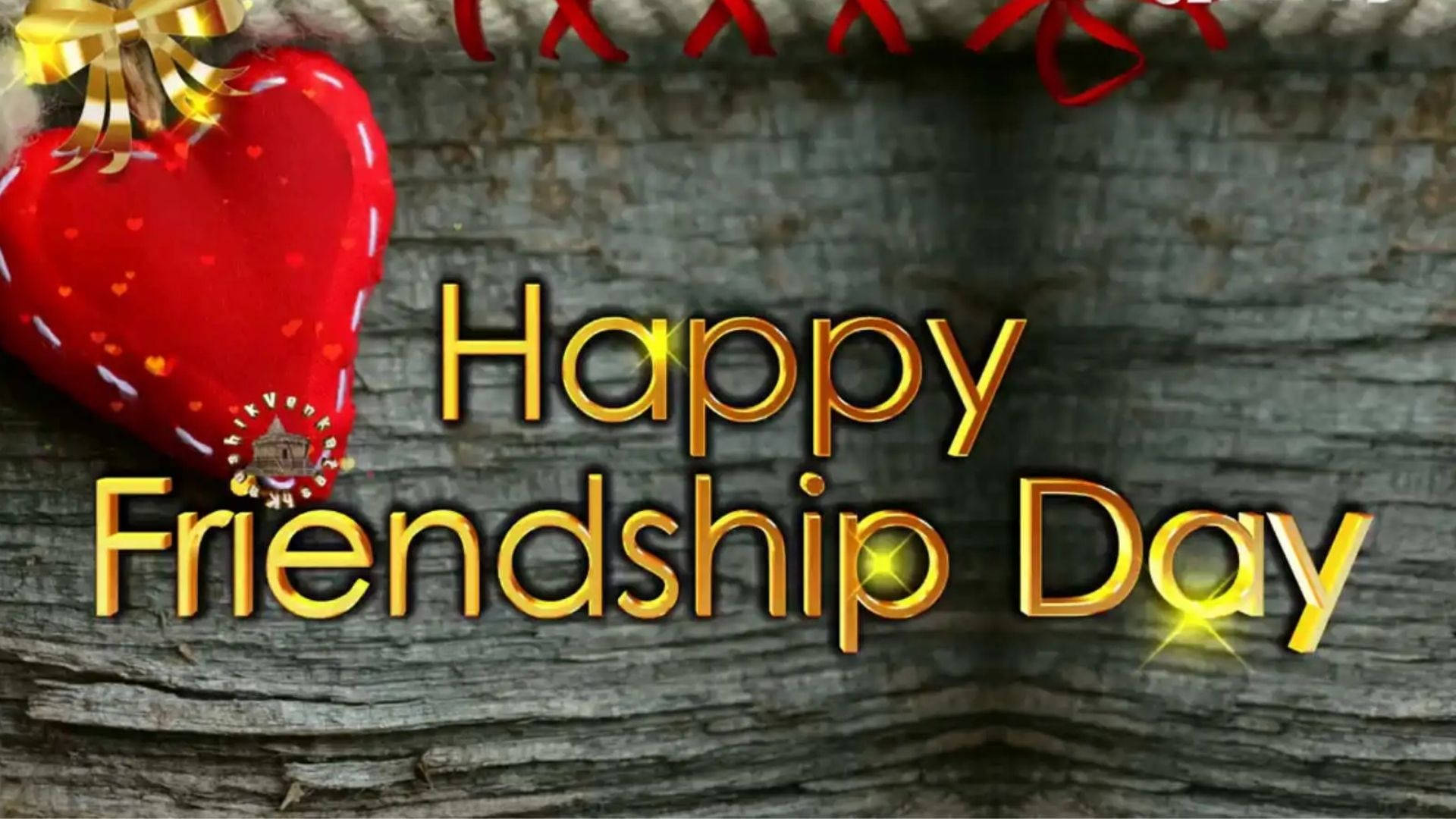 紅心配金色蝴蝶結和「Happy Friendship Day」文字在木質背景上。