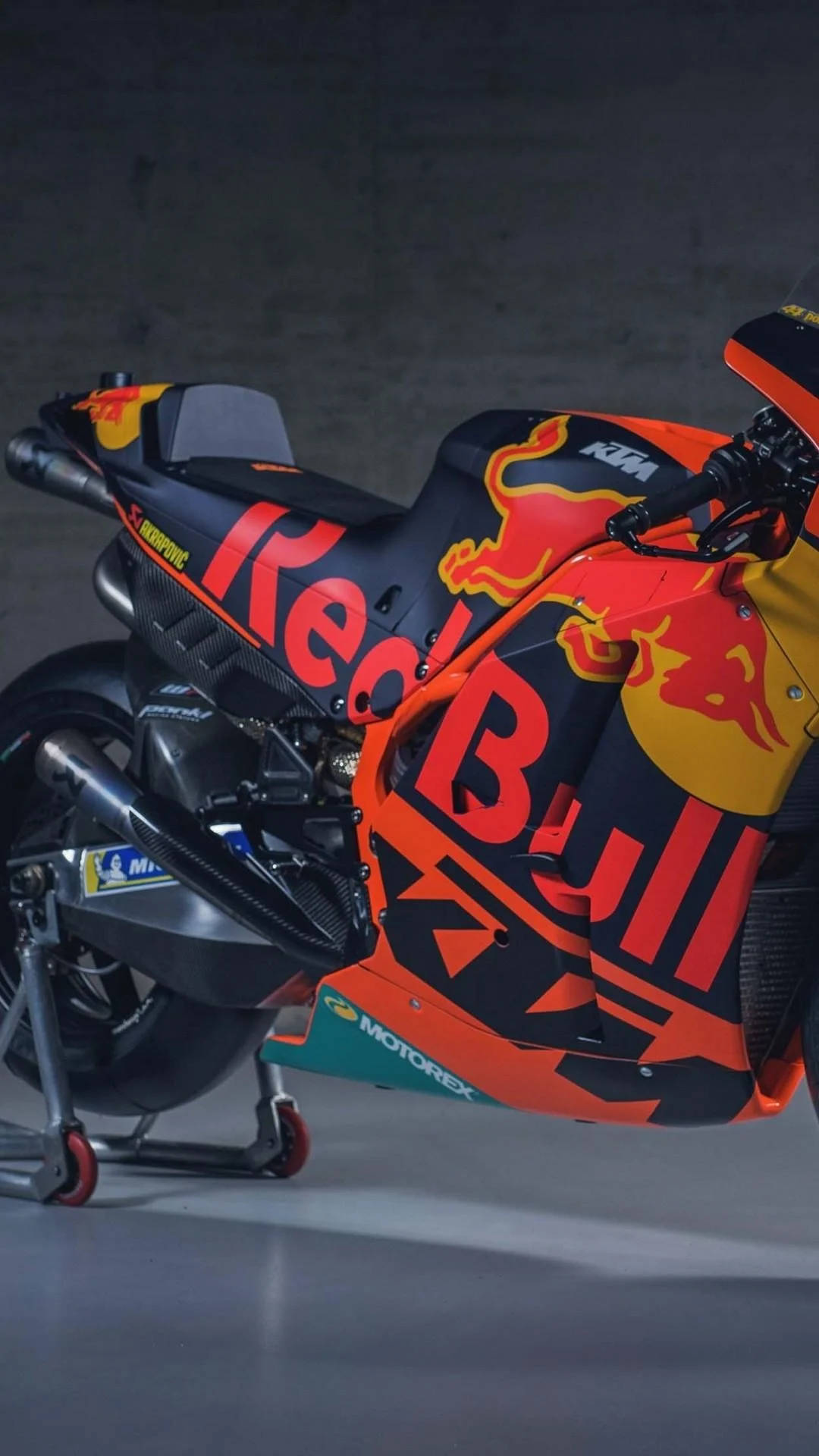 在工作室環境中展示的Red Bull KTM賽車摩托車。