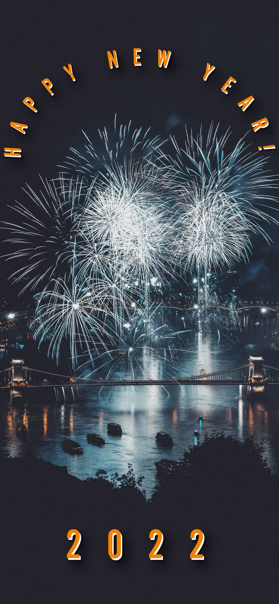 城市水上煙火與「Happy New Year 2022」文字。