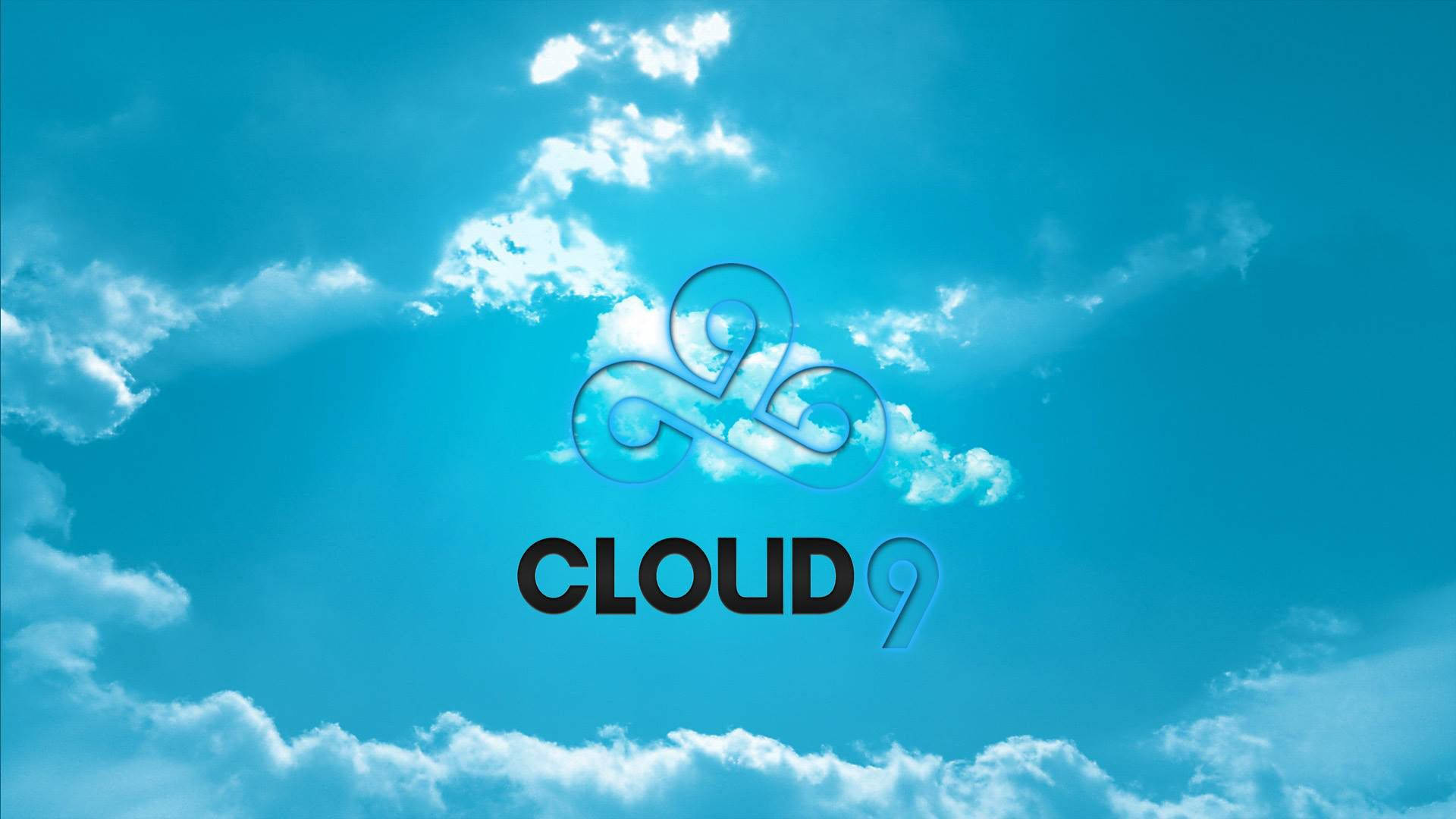 標題：Cloud9 電競標誌對比湛藍天空 壁紙 — 充滿活力的藍天白雲，展示了粗體黑色文字和風格化雲朵圖標的「Cloud 9」標誌。