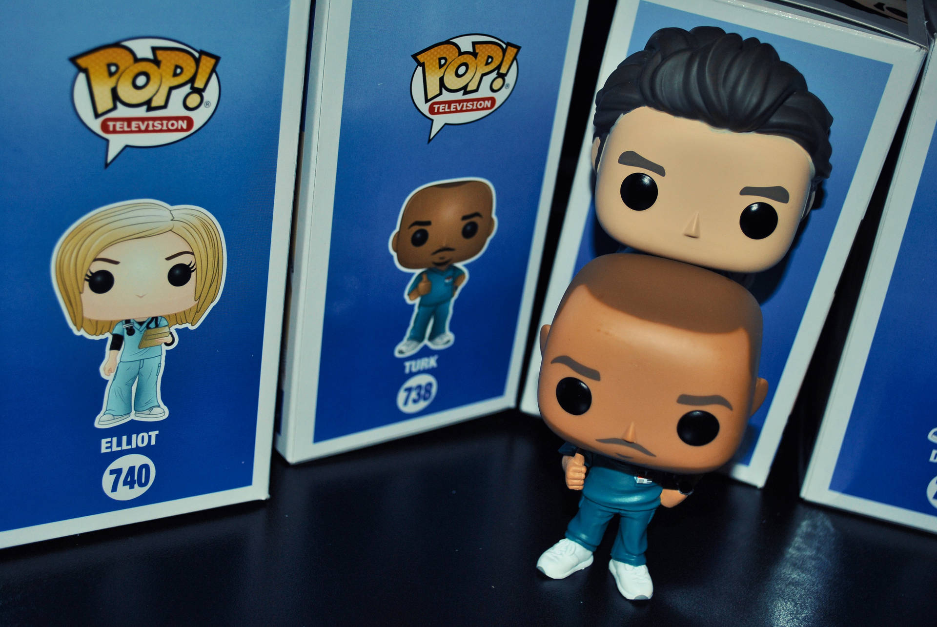 兩個 Funko Pop! TV 人偶 Elliot 和 Turk 及其收藏盒。