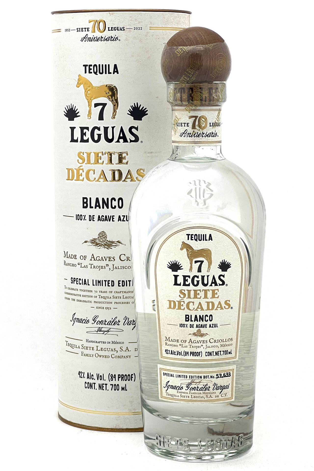 一瓶7 Leguas Blanco龍舌蘭酒及其包裝，背景為白色。