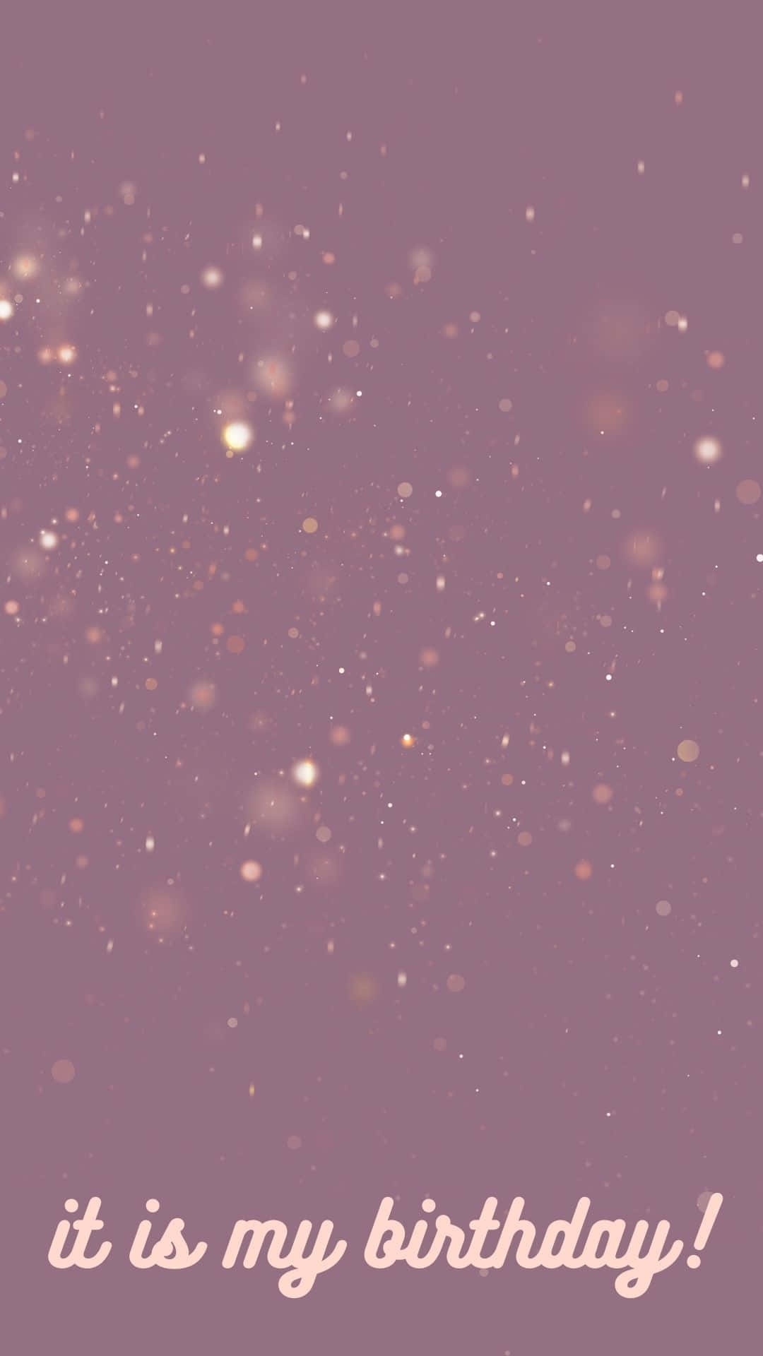 標題：以時尚方式慶祝生命的又一年 壁紙 — 柔軟嘅紫紅色背景，散落金色散景燈光同慶祝文字寫住係我生日！