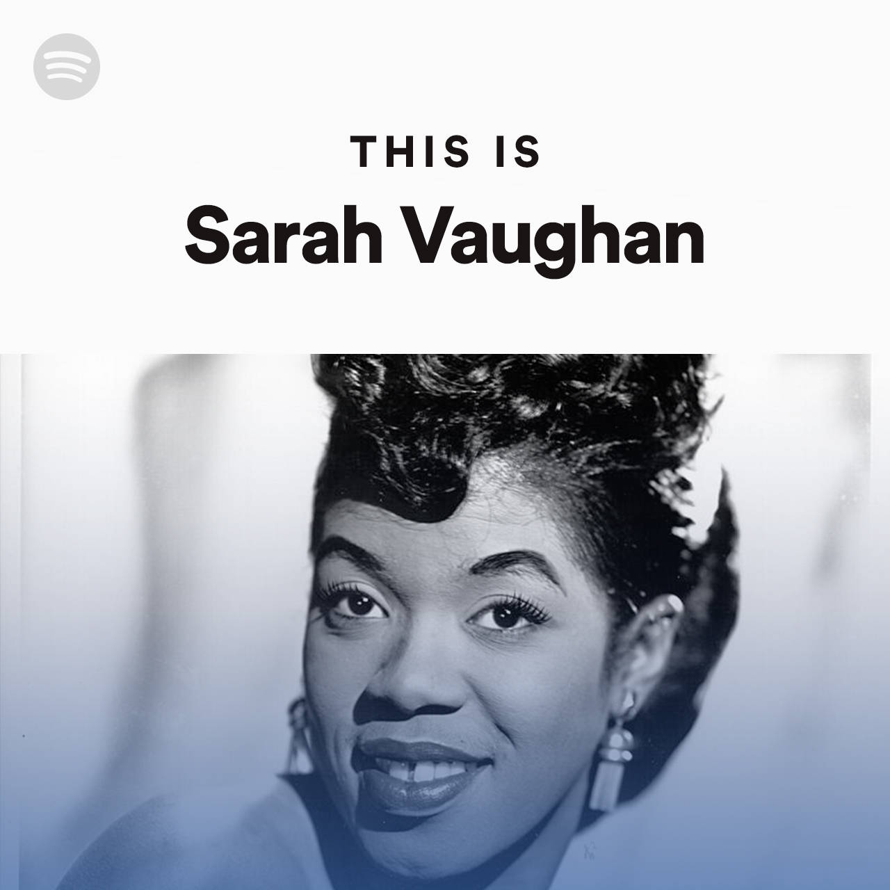 標題：傳奇爵士歌手莎拉·沃恩演出 壁紙 — 一張爵士歌手Sarah Vaughan的復古黑白肖像，她帶著溫暖的笑容，頭髮造型時尚，戴著垂墜耳環。
